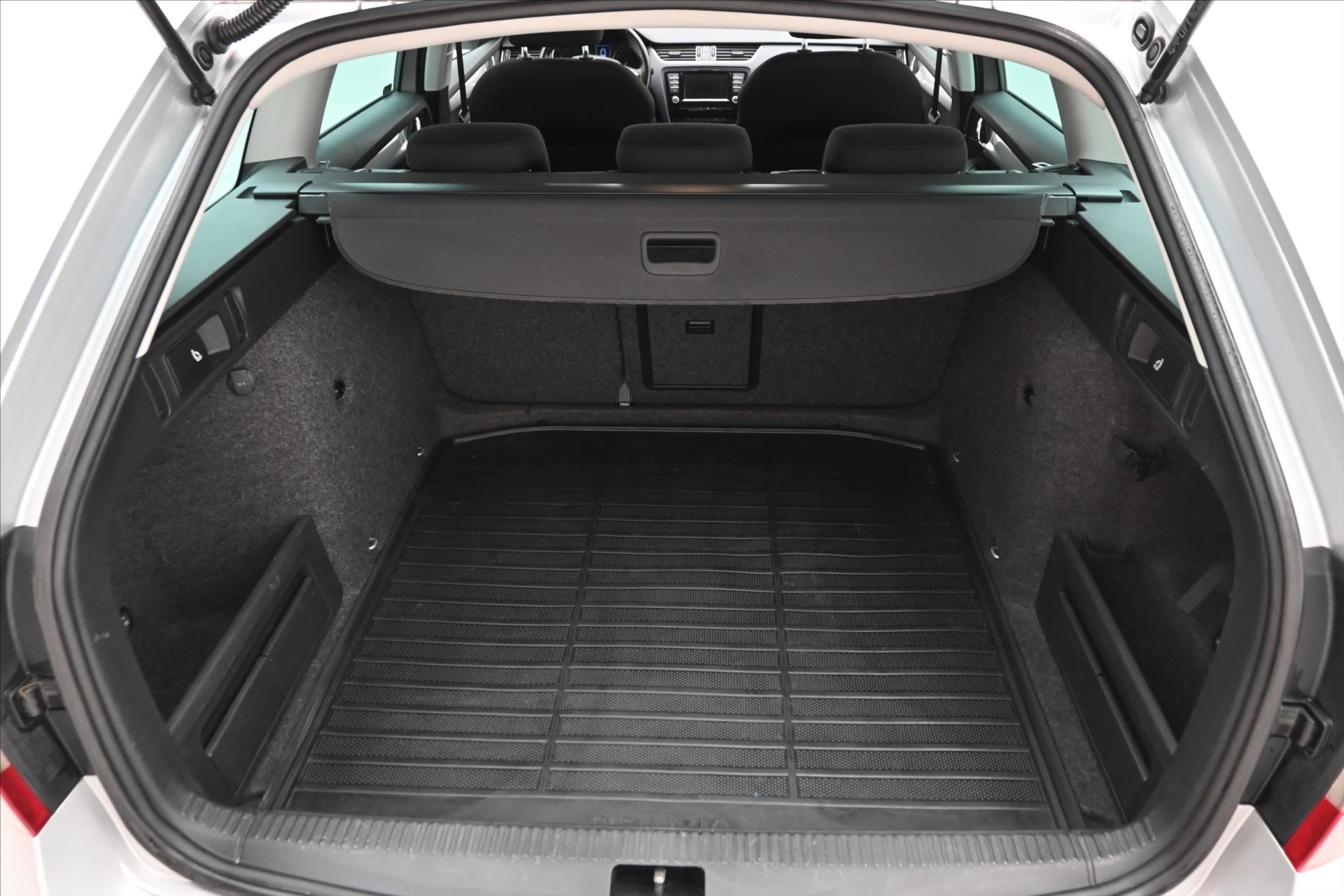 Main photo of the car Skoda Octavia 1.6 TDI 81kW towing new MOT (10)