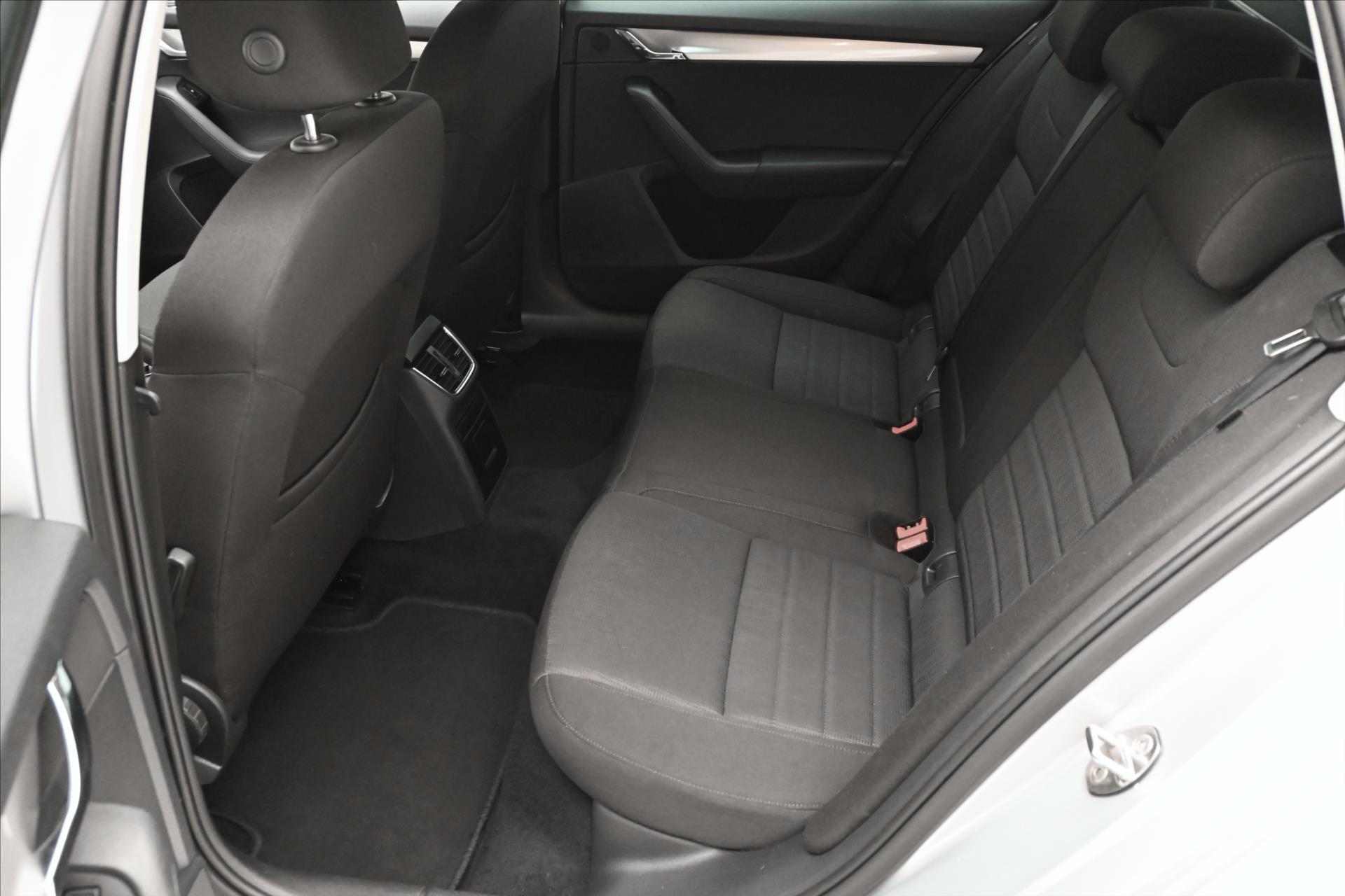 Main photo of the car Skoda Octavia 1.6 TDI 81kW towing new MOT (14)