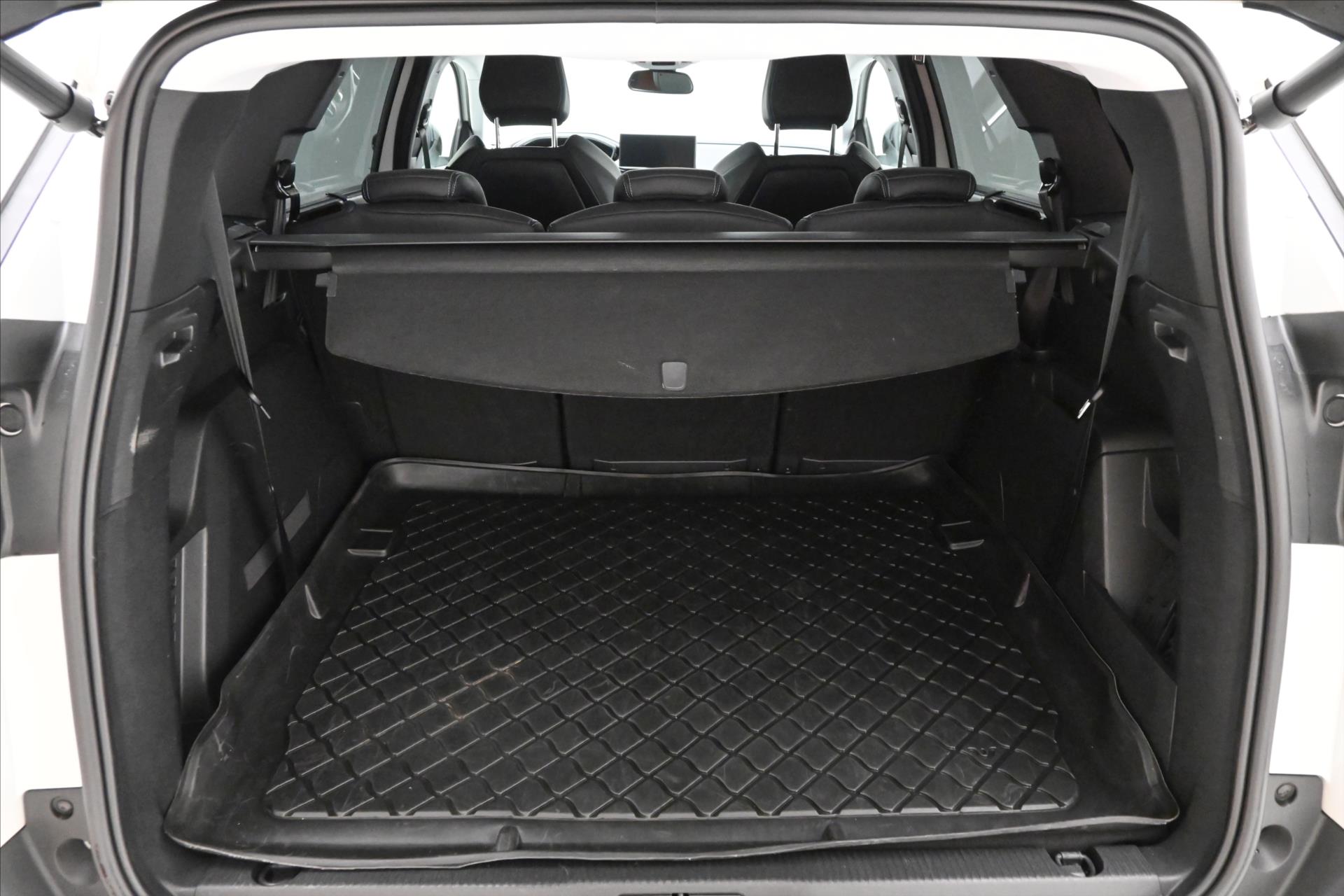 Hlavní fotografie vozu Peugeot 5008 1,5 HDI 96 kW EAT8 7Míst ALLURE Záruka až 5 let (10)