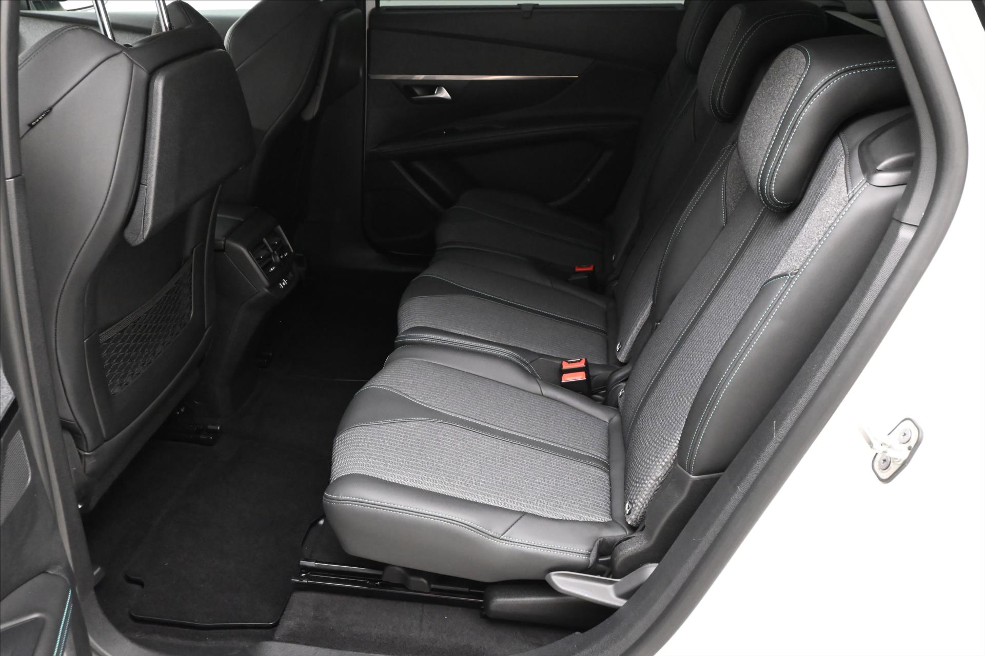 Hlavní fotografie vozu Peugeot 5008 1,5 HDI 96 kW EAT8 7Míst ALLURE Záruka až 5 let (14)