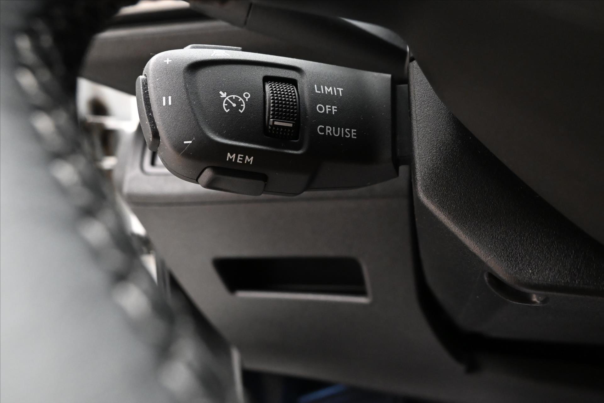 Hlavní fotografie vozu Peugeot 5008 1,5 HDI 96 kW EAT8 7Míst ALLURE Záruka až 5 let (25)