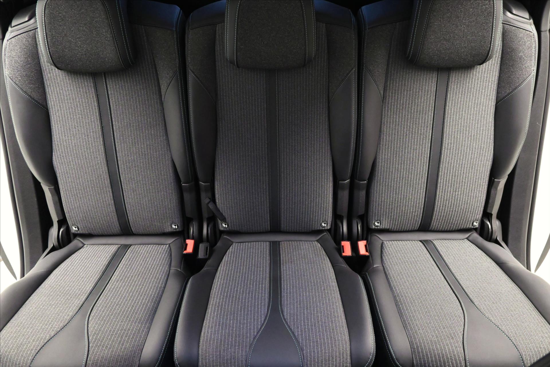 Hlavní fotografie vozu Peugeot 5008 1,5 HDI 96 kW EAT8 7Míst ALLURE Záruka až 5 let (30)