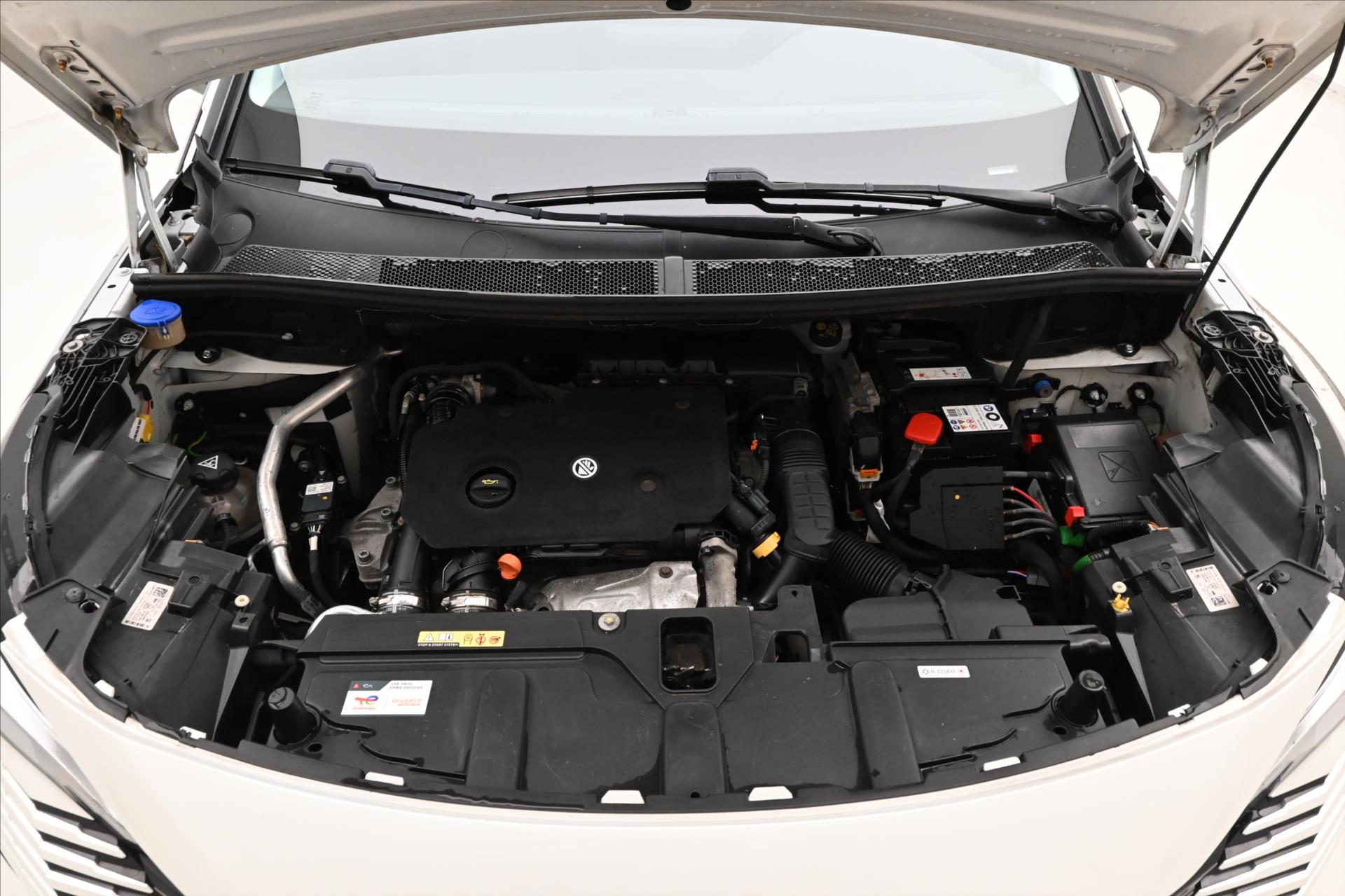 Hlavní fotografie vozu Peugeot 5008 1,5 HDI 96 kW EAT8 7Míst ALLURE Záruka až 5 let (9)