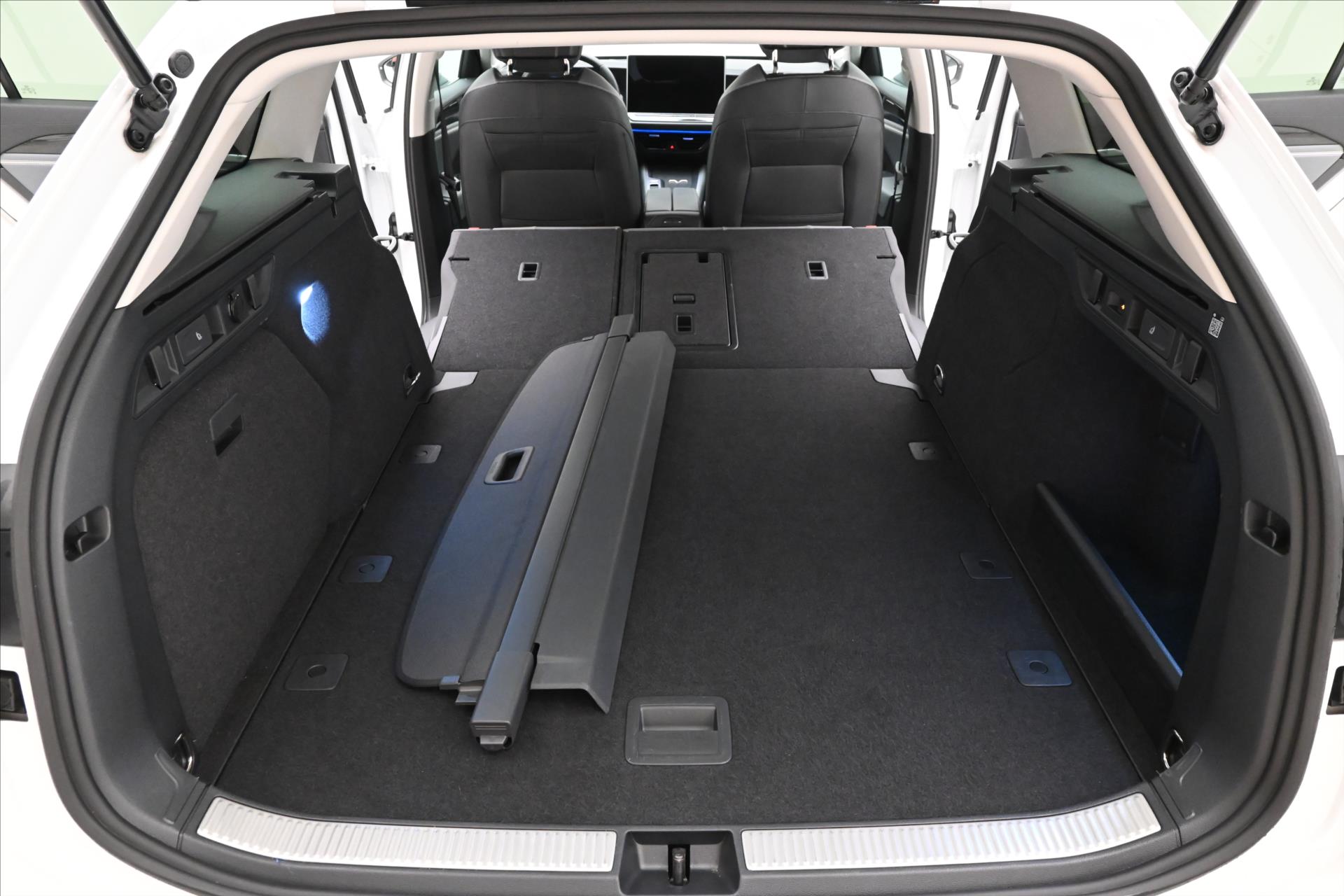 Hlavní fotografie vozu Volkswagen Passat 2,0 TDI 110 kW DSG Business Záruka až 5 let (11)