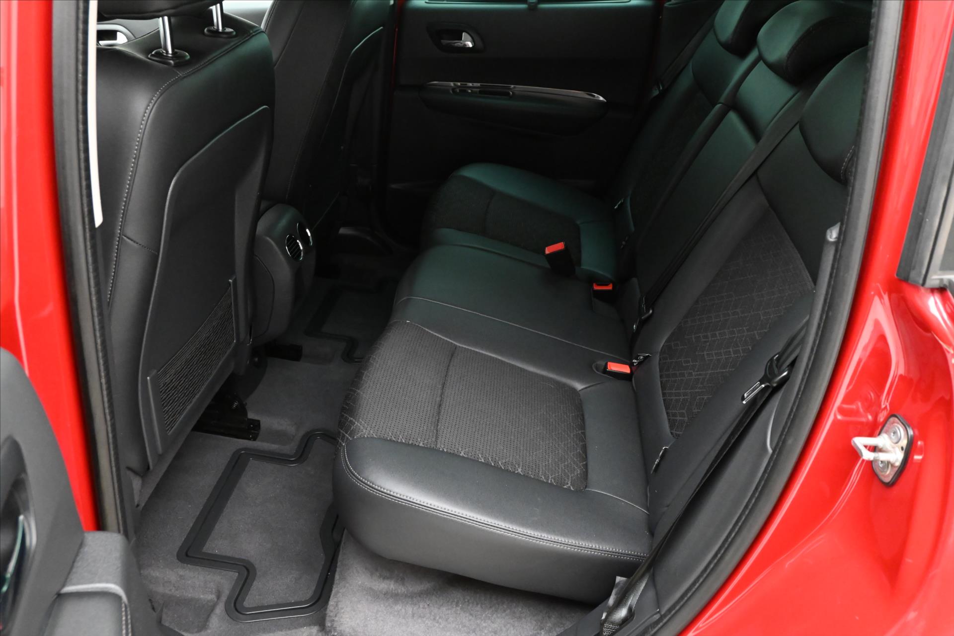 Hlavní fotografie vozu Peugeot 3008 1,6 HDI 84 kW ALLURE Záruka až 5 let (15)