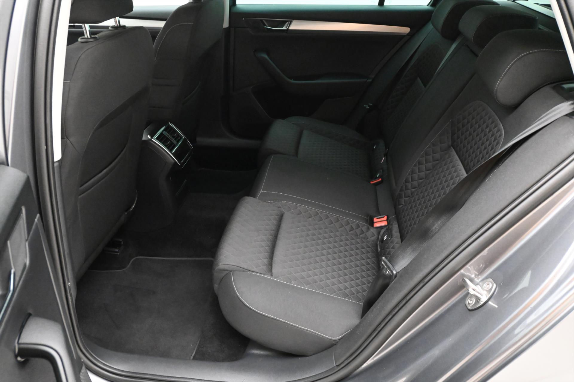 Hlavní fotografie vozu Škoda Superb 2,0 TDI 110kW DSG NAVIGACE Záruka až 5 let (14)