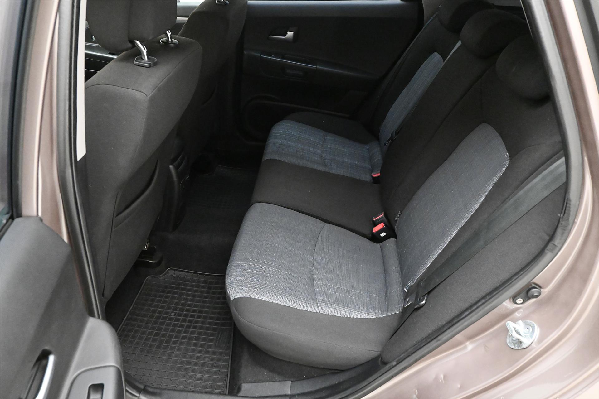 Hlavní fotografie vozu Kia Ceed 1,6 CVVT 92kW TAŽNÉ (14)