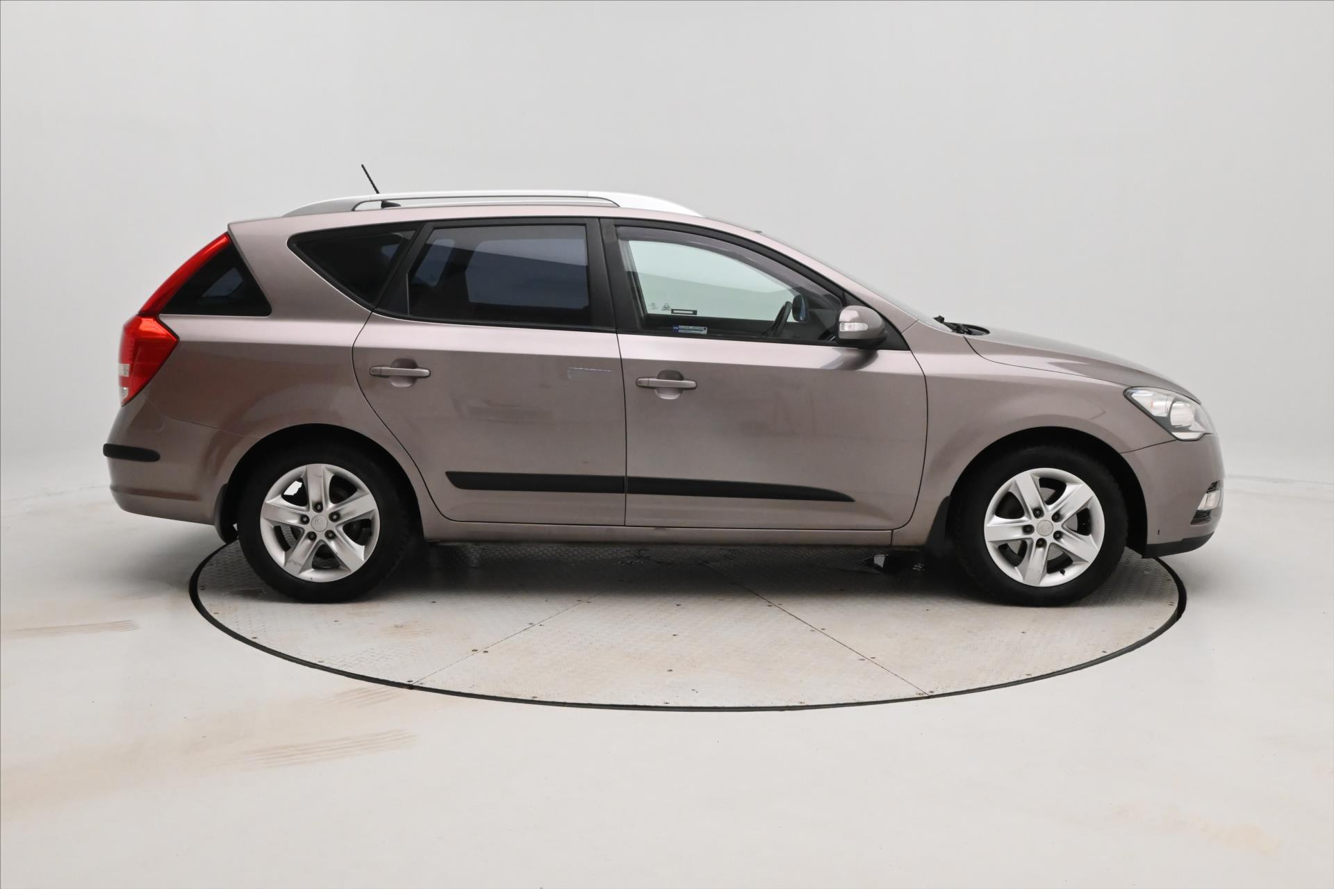 Hlavní fotografie vozu Kia Ceed 1,6 CVVT 92kW TAŽNÉ (4)