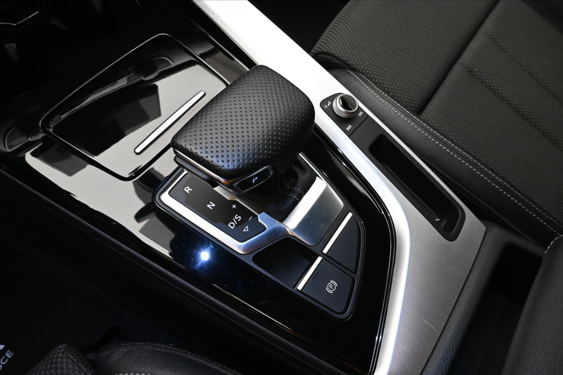Hlavní fotografie vozu Audi A4 2,0 40TDI 150kW QUATTRO S-LINE Záruka až 5 let (23)