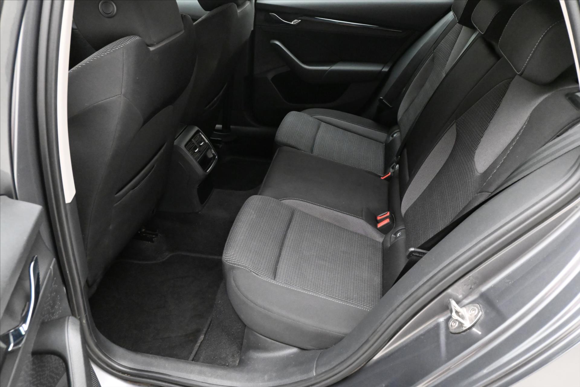 Hlavní fotografie vozu Škoda Octavia 2,0 TDI 110kW DSG Ambition Záruka až 5 let (13)