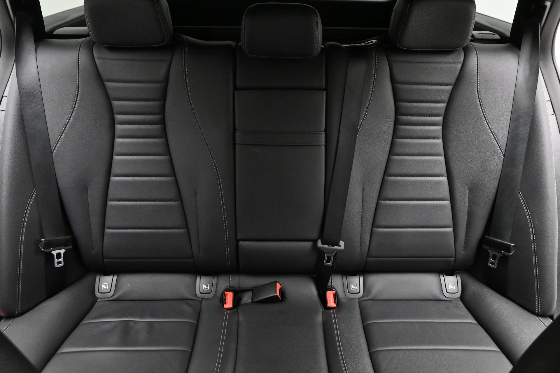 Hlavní fotografie vozu Mercedes-Benz Třídy E 2,0 300de 225kW 4Matic SoH 97% Záruka až 5 let (28)