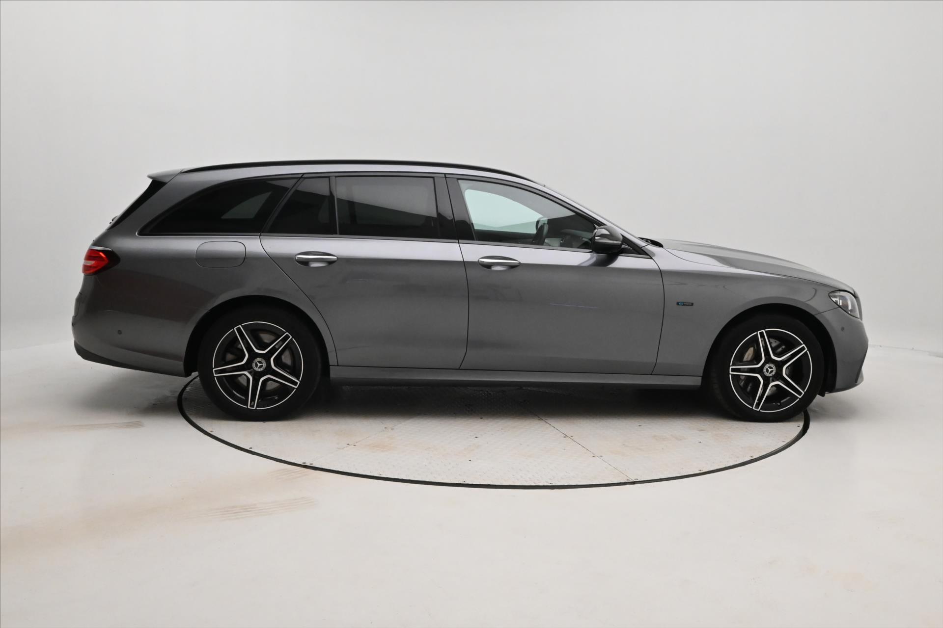 Hlavní fotografie vozu Mercedes-Benz Třídy E 2,0 300de 225kW 4Matic SoH 97% Záruka až 5 let (5)