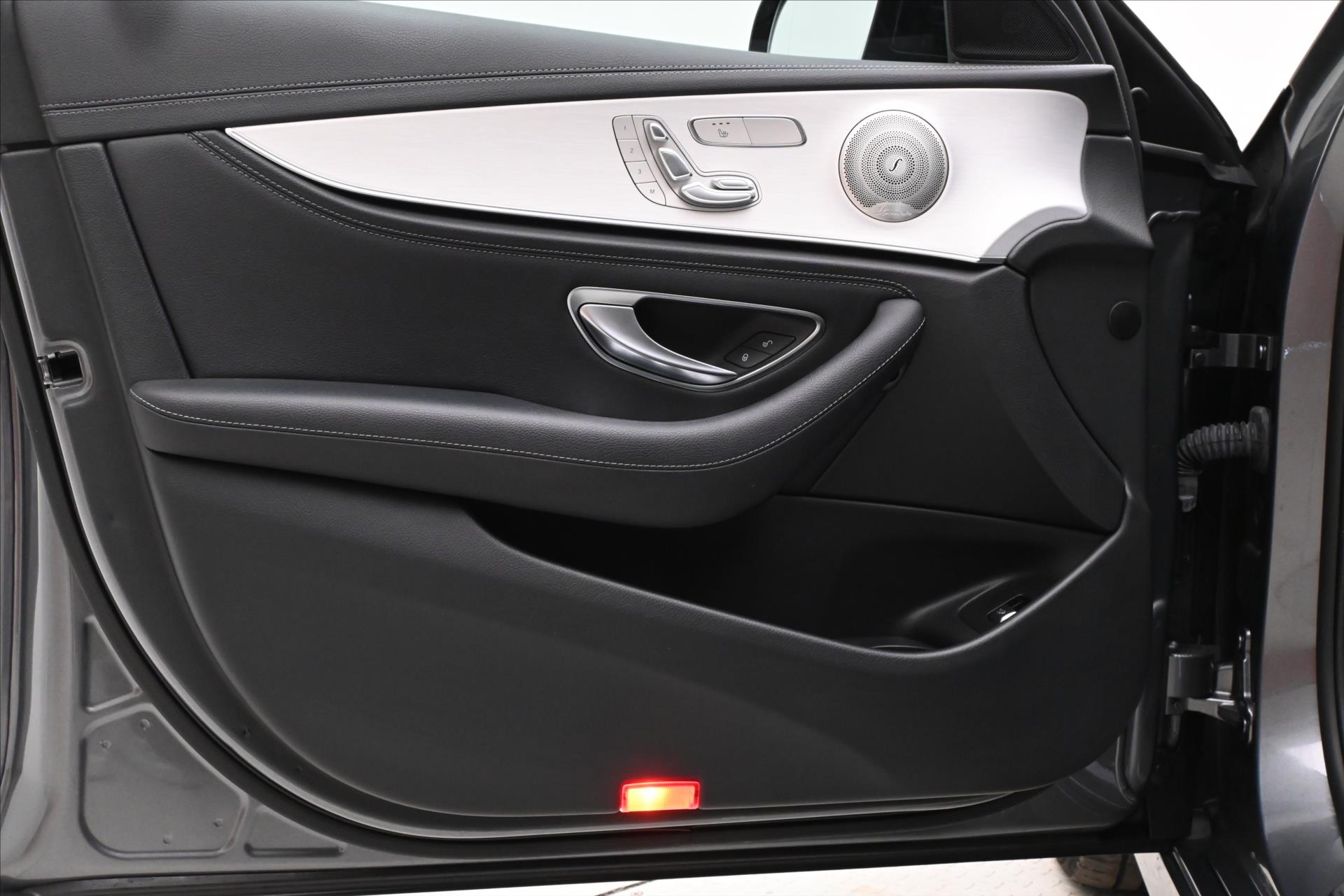 Hlavní fotografie vozu Mercedes-Benz Třídy E 2,0 300de 225kW 4Matic Záruka až 5 let (23)