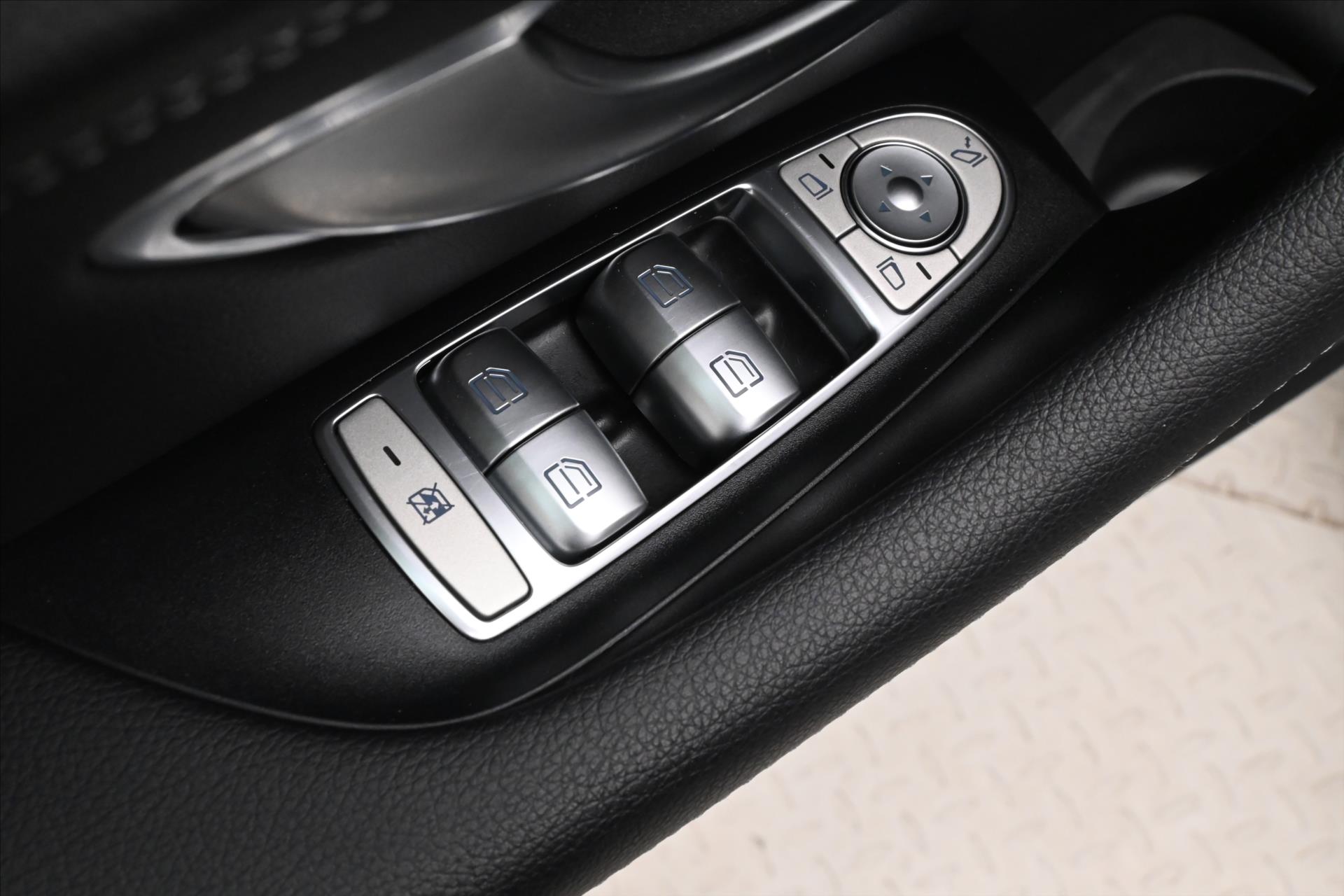 Hlavní fotografie vozu Mercedes-Benz Třídy E 2,0 300de 225kW 4Matic Záruka až 5 let (24)