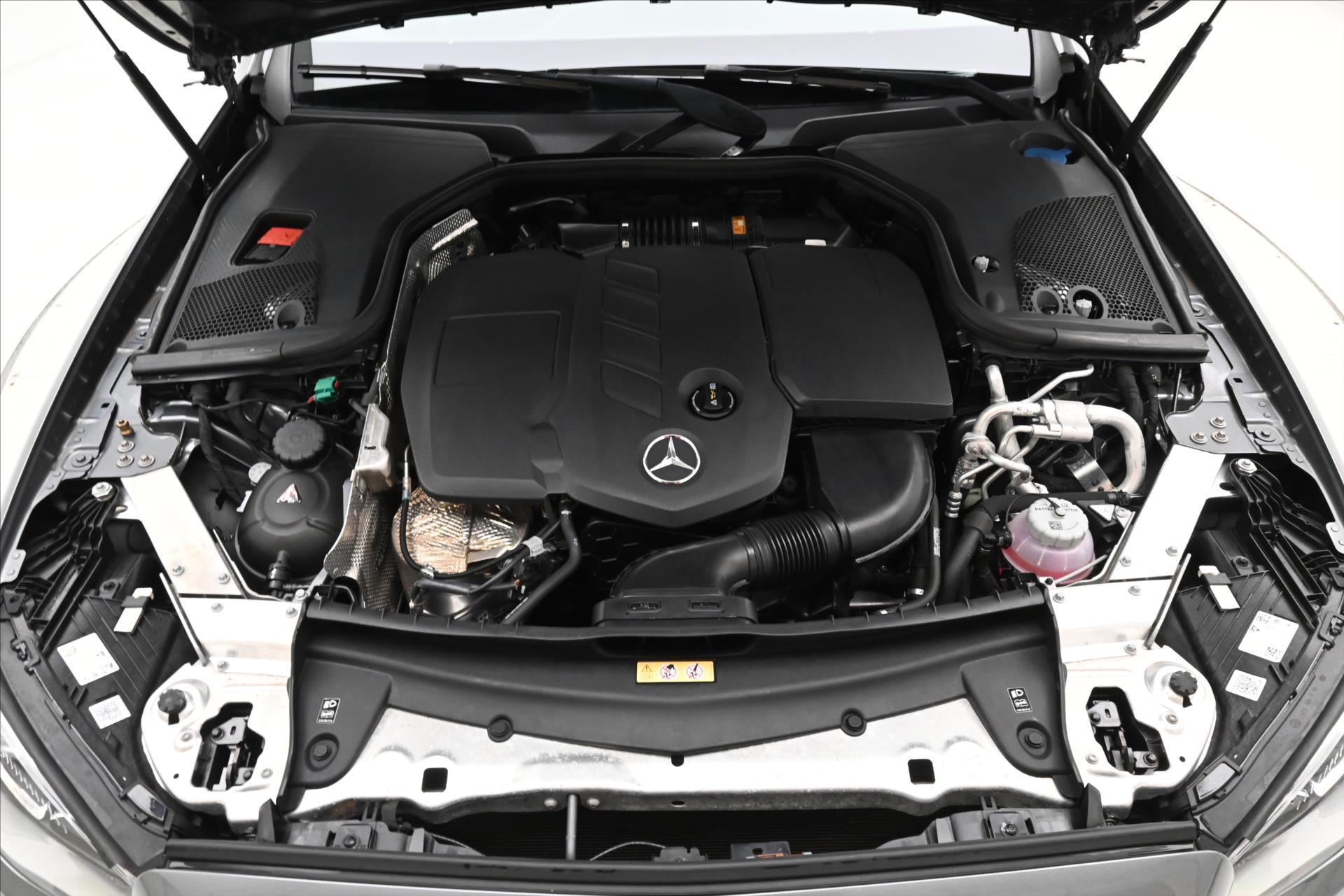 Hlavní fotografie vozu Mercedes-Benz Třídy E 2,0 300de 225kW 4Matic Záruka až 5 let (9)