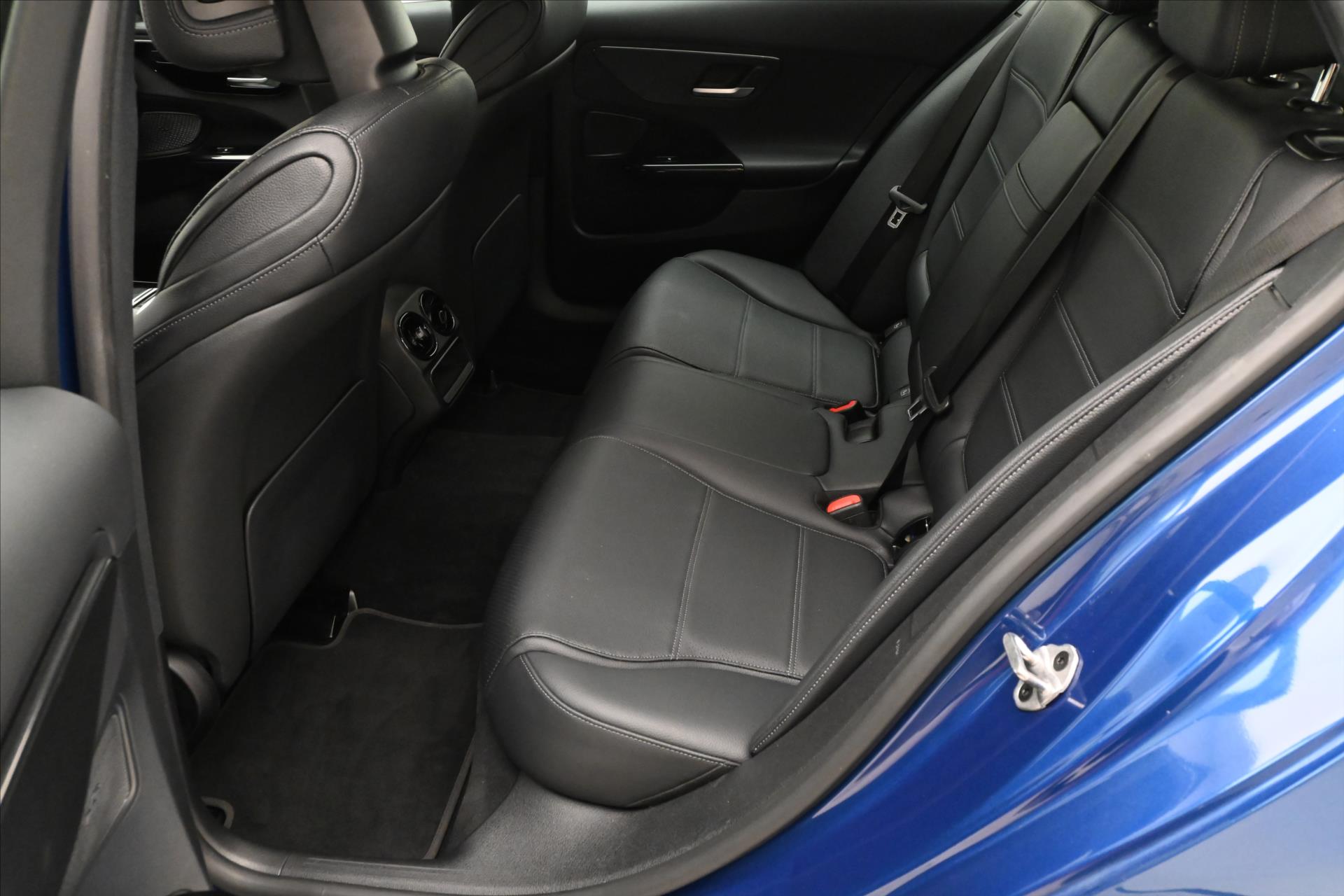 Hlavní fotografie vozu Mercedes-Benz Třídy C 2,0 220d 147kW 4MATIC AVANTGARDE Záruka až 5 let (14)