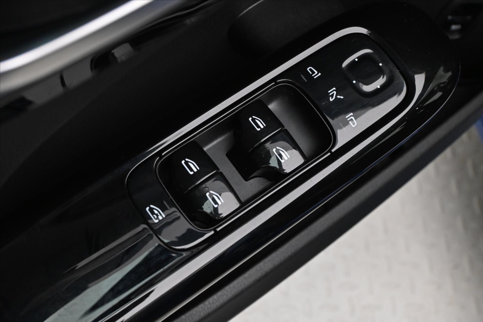 Hlavní fotografie vozu Mercedes-Benz Třídy C 2,0 220d 147kW 4MATIC AVANTGARDE Záruka až 5 let (25)