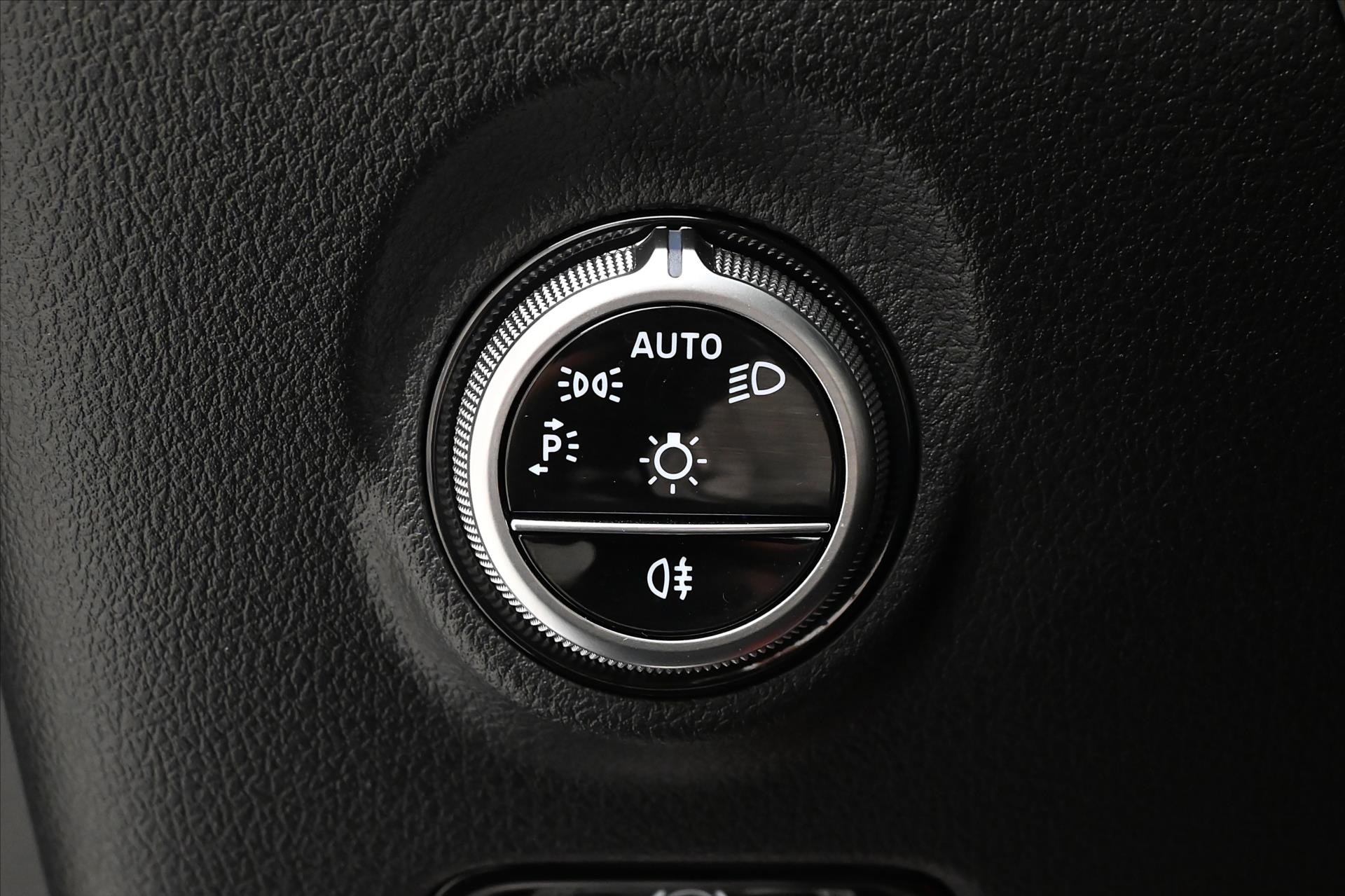 Hlavní fotografie vozu Mercedes-Benz Třídy C 2,0 220d 147kW 4MATIC AVANTGARDE Záruka až 5 let (26)