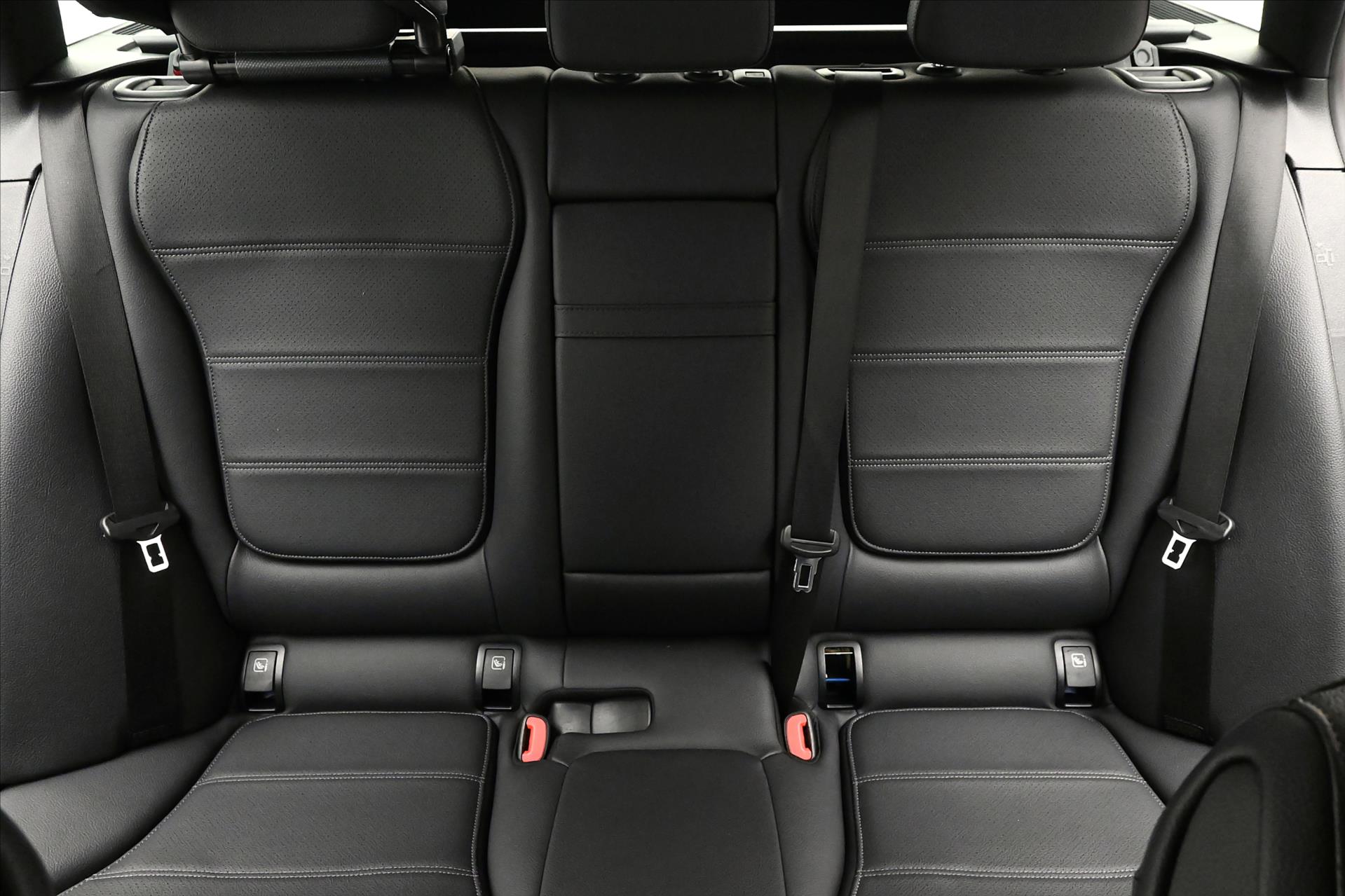 Hlavní fotografie vozu Mercedes-Benz Třídy C 2,0 220d 147kW 4MATIC AVANTGARDE Záruka až 5 let (28)