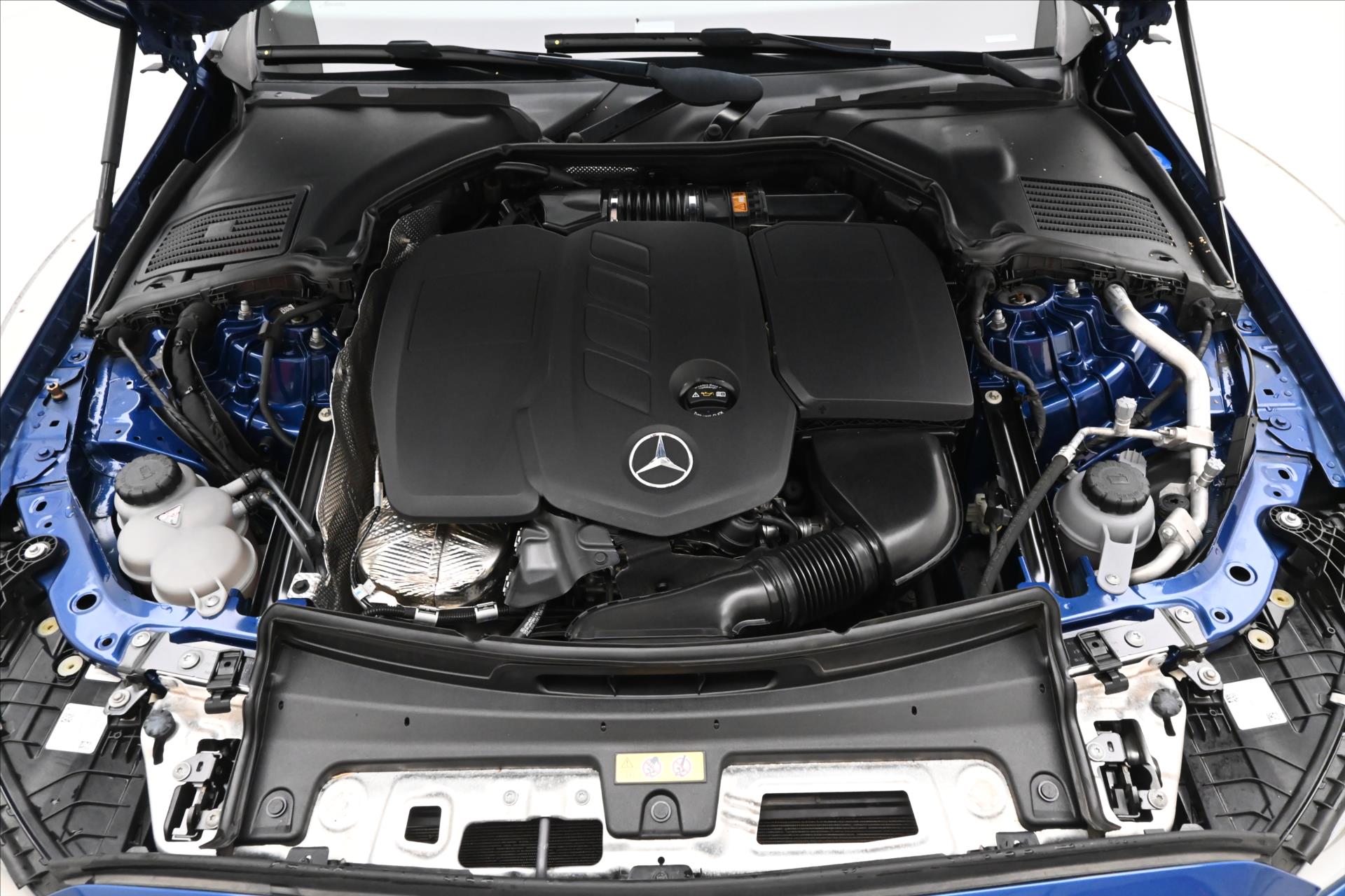 Hlavní fotografie vozu Mercedes-Benz Třídy C 2,0 220d 147kW 4MATIC AVANTGARDE Záruka až 5 let (9)
