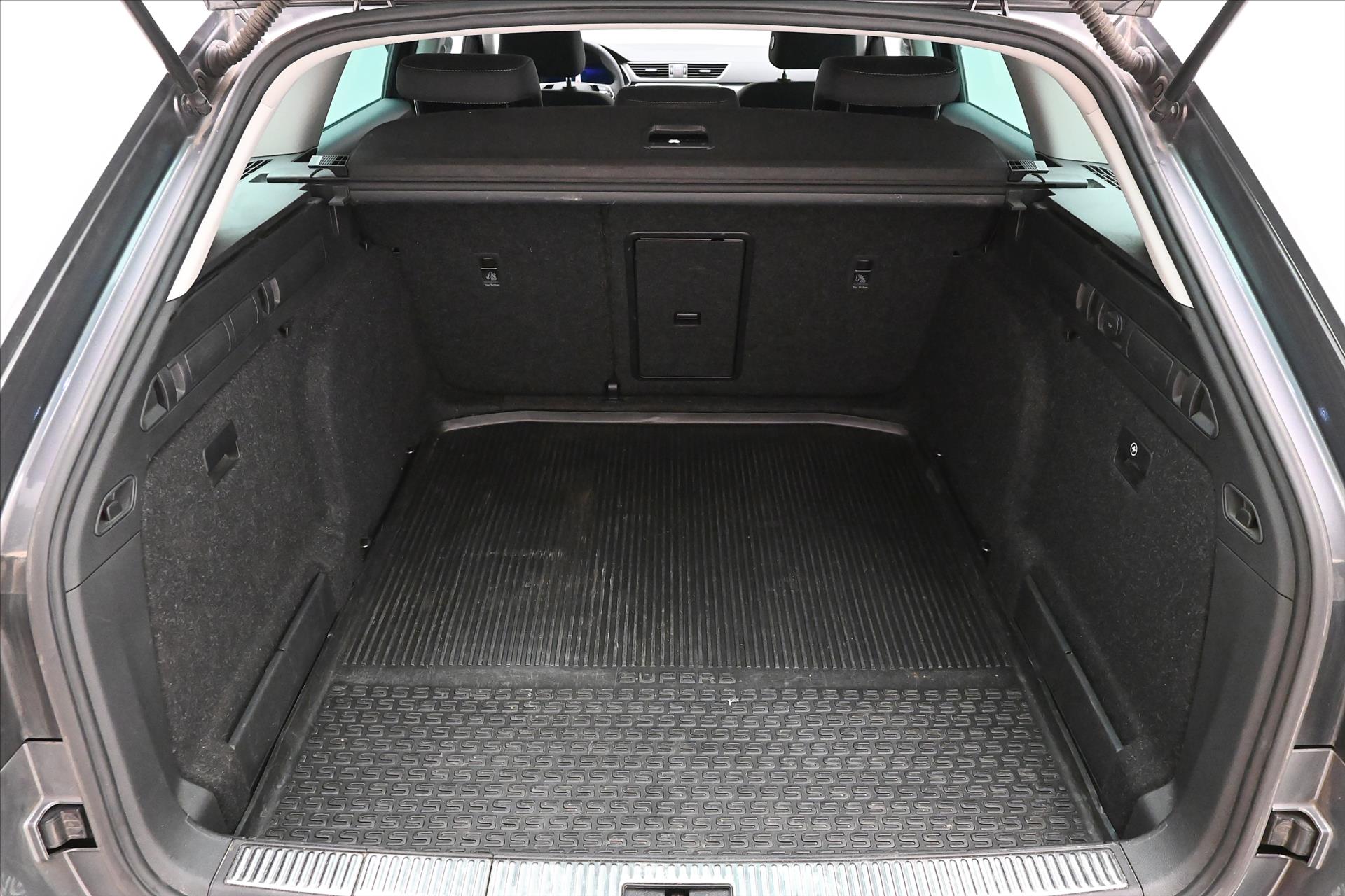 Hlavní fotografie vozu Škoda Superb 2,0 TDI 110kW DSG Style Záruka až 5 let (9)