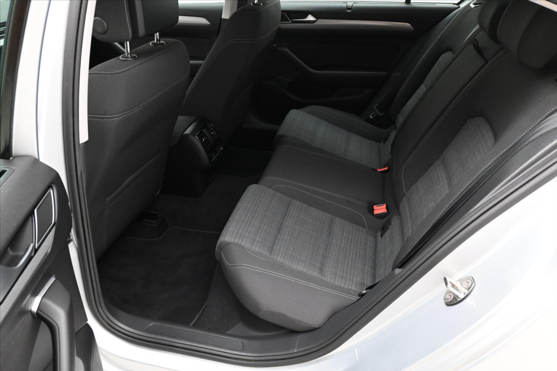 Hlavní fotografie vozu Volkswagen Passat 2,0 TDI 110kW Business Záruka až 5 let (13)