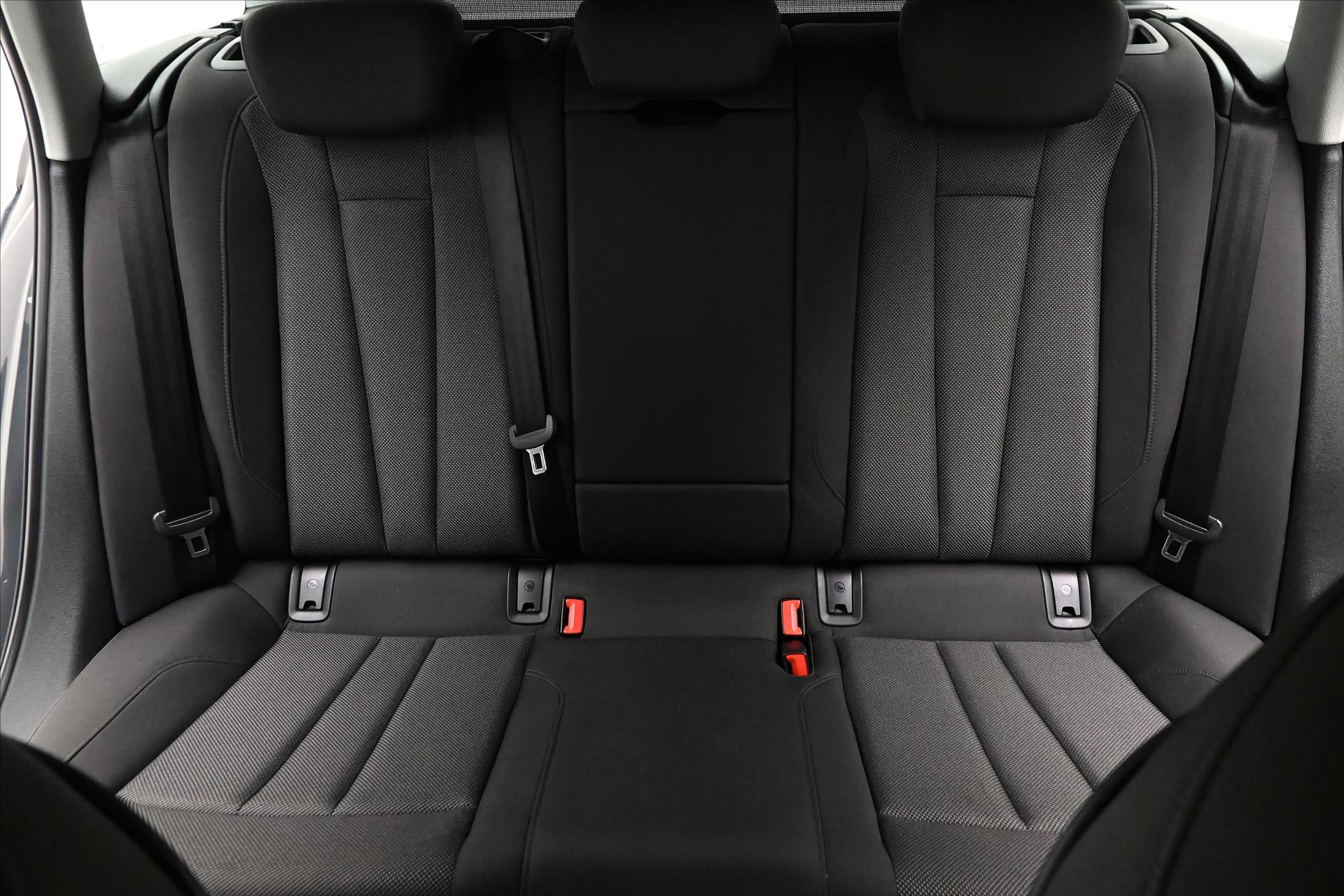 Hlavní fotografie vozu Audi A4 Avant 2,0 TDI 120kW DSG Avant Záruka až 5 let (28)