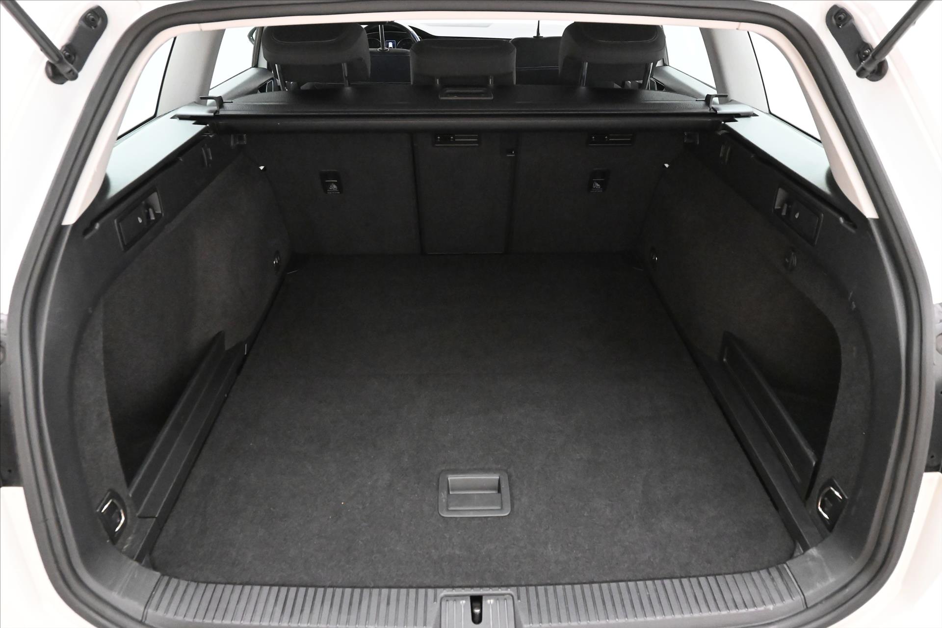 Hlavní fotografie vozu Volkswagen Passat 2,0 TDI 110kW Business Záruka až 5 let (10)