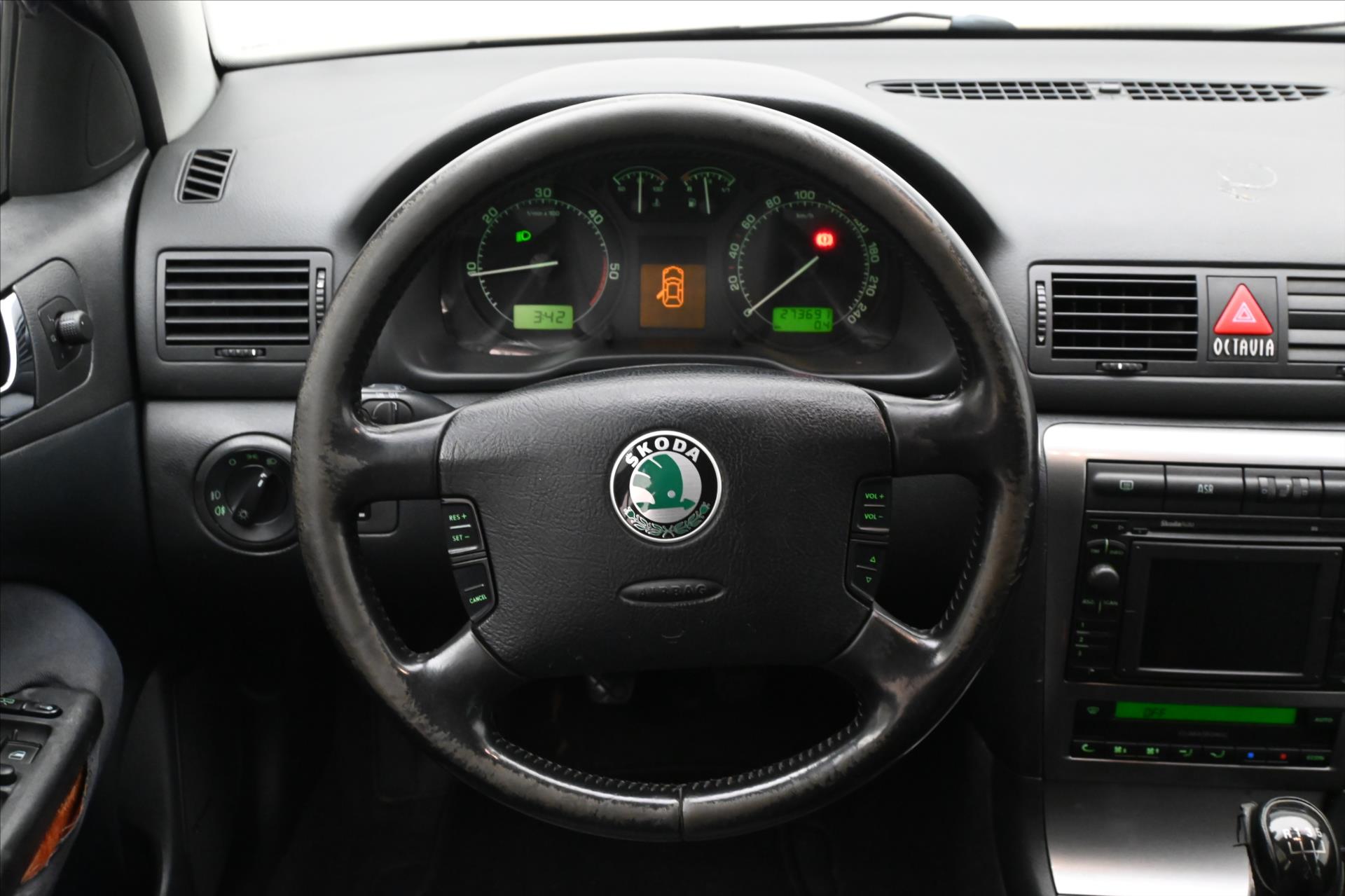 Hlavní fotografie vozu Škoda Octavia 1,9 TDI 81 kW Ambition Tažné (18)
