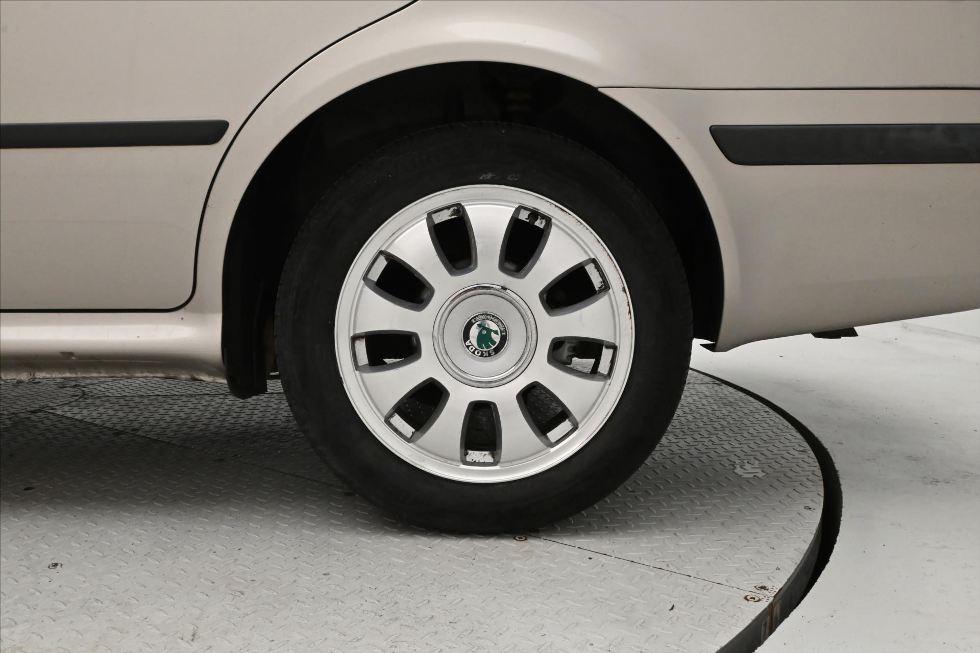Hlavní fotografie vozu Škoda Octavia 1,9 TDI 81 kW Ambition Tažné (29)