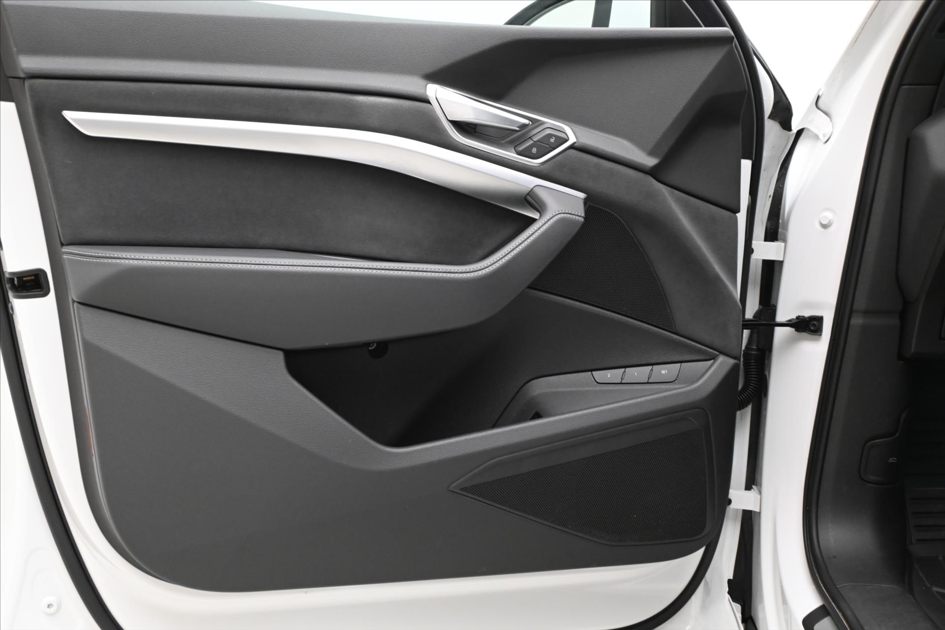 Hlavní fotografie vozu Audi e-tron 55 300 kW QUATTRO S-LINE Záruka až 3 roky (24)
