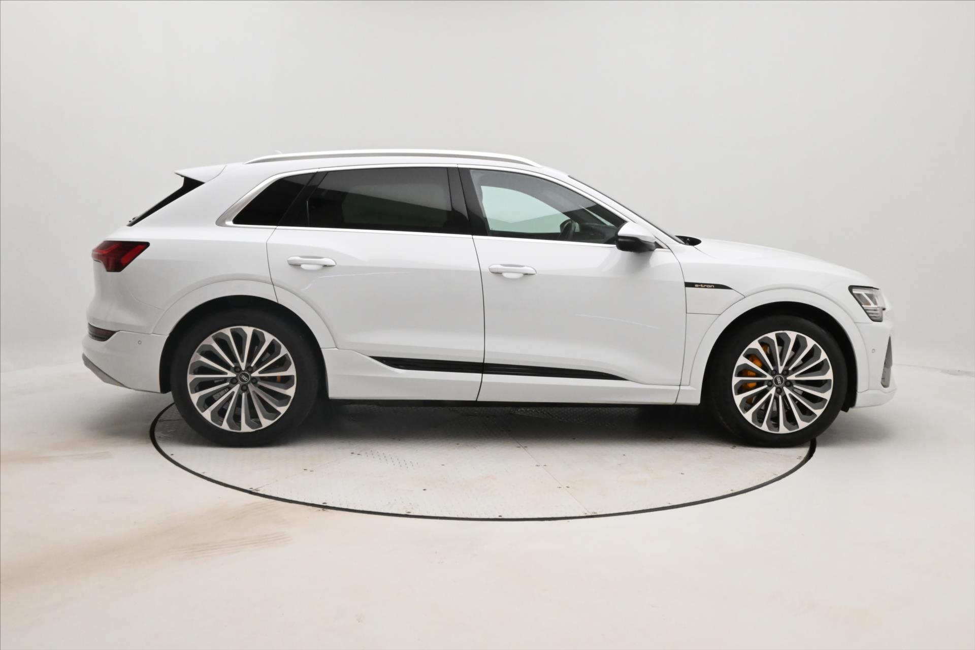 Hlavní fotografie vozu Audi e-tron 55 300 kW QUATTRO S-LINE Záruka až 3 roky (4)