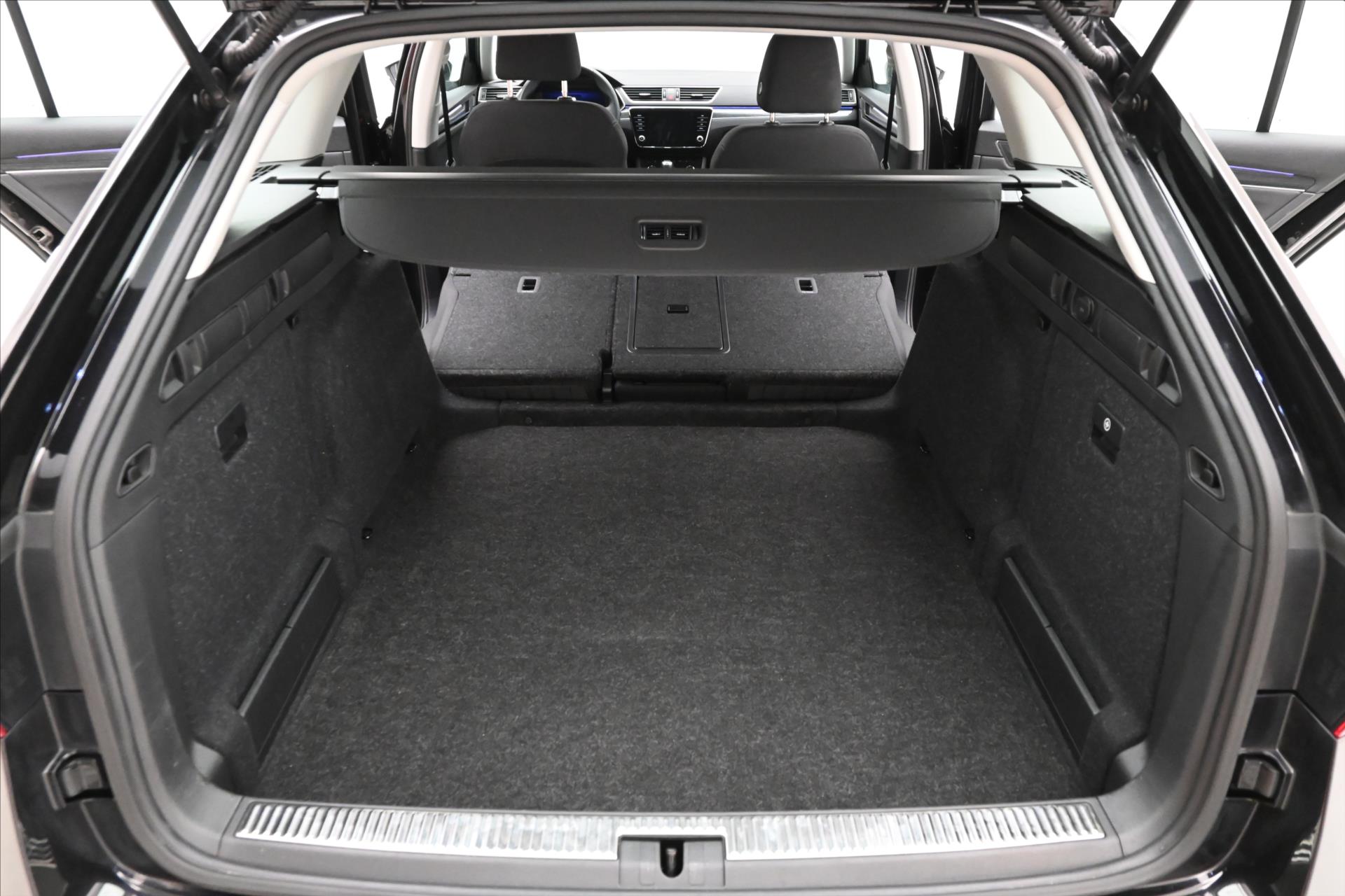 Hlavní fotografie vozu Škoda Superb 2,0 TDI 110kW DSG Style Záruka až 5 let (10)