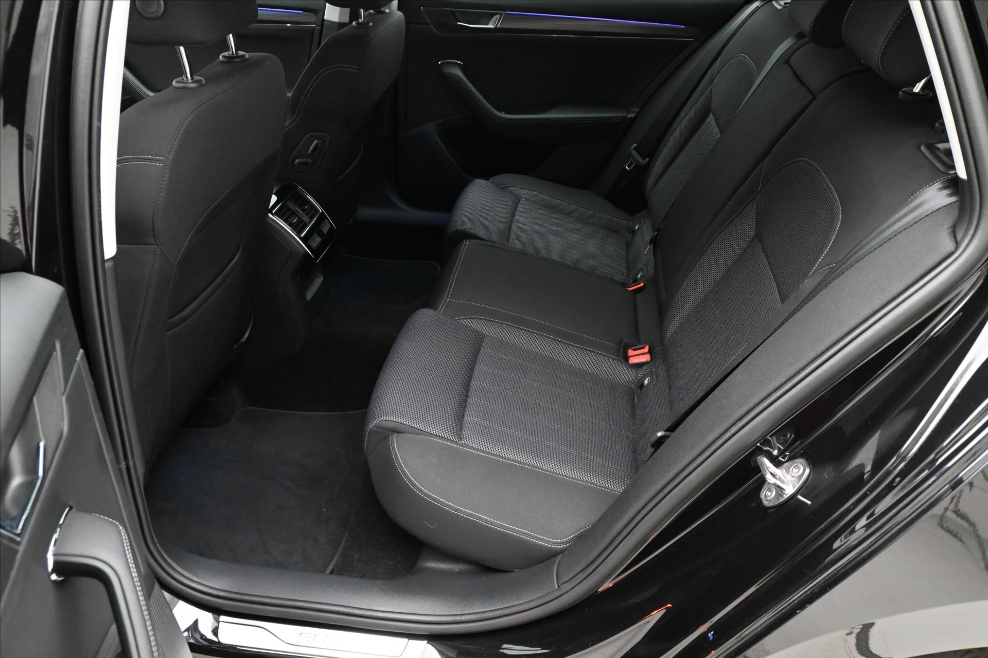 Hlavní fotografie vozu Škoda Superb 2,0 TDI 110kW DSG Style Záruka až 5 let (13)