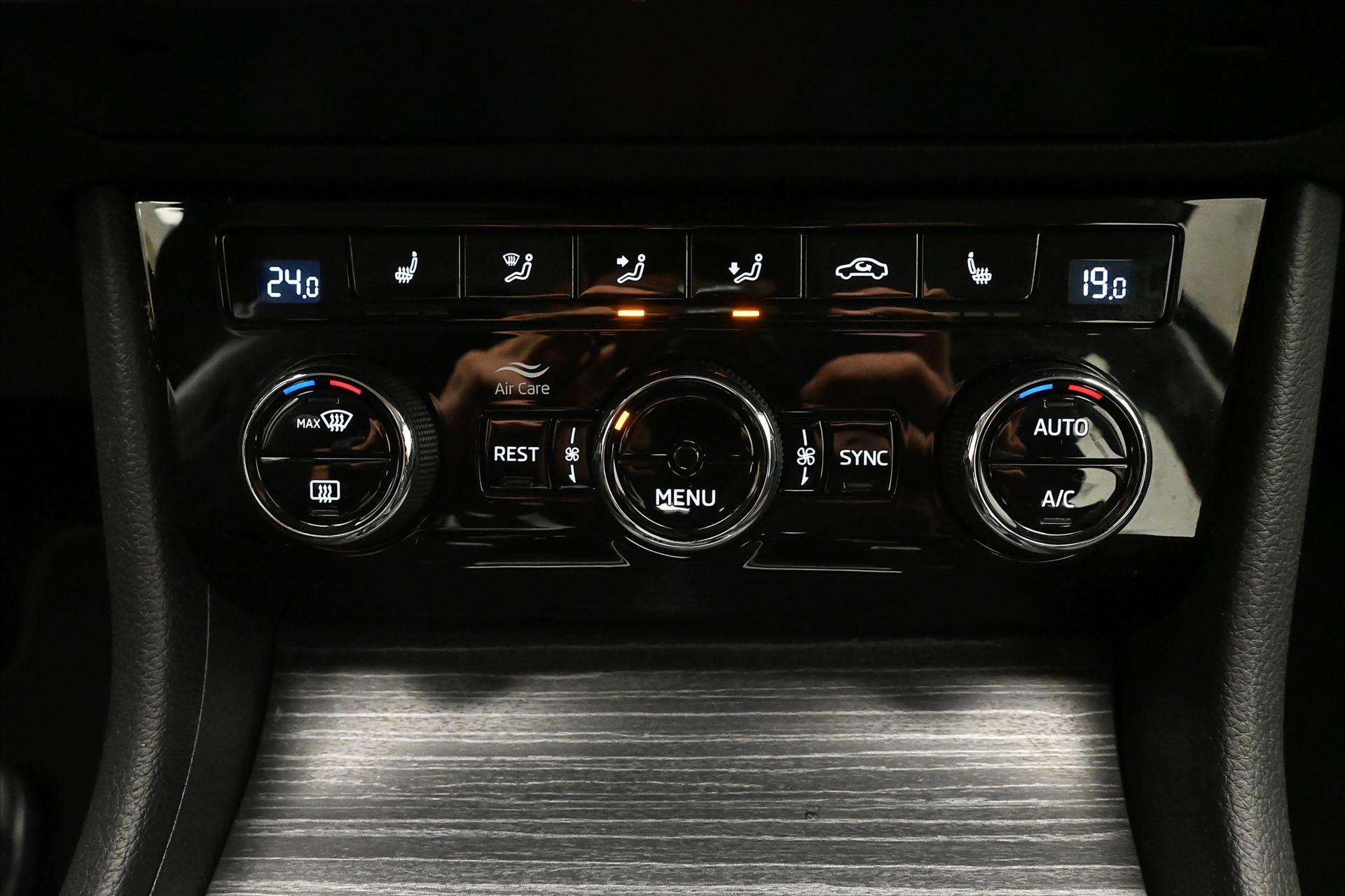 Hlavní fotografie vozu Škoda Superb 2,0 TDI 110kW DSG Style Záruka až 5 let (17)