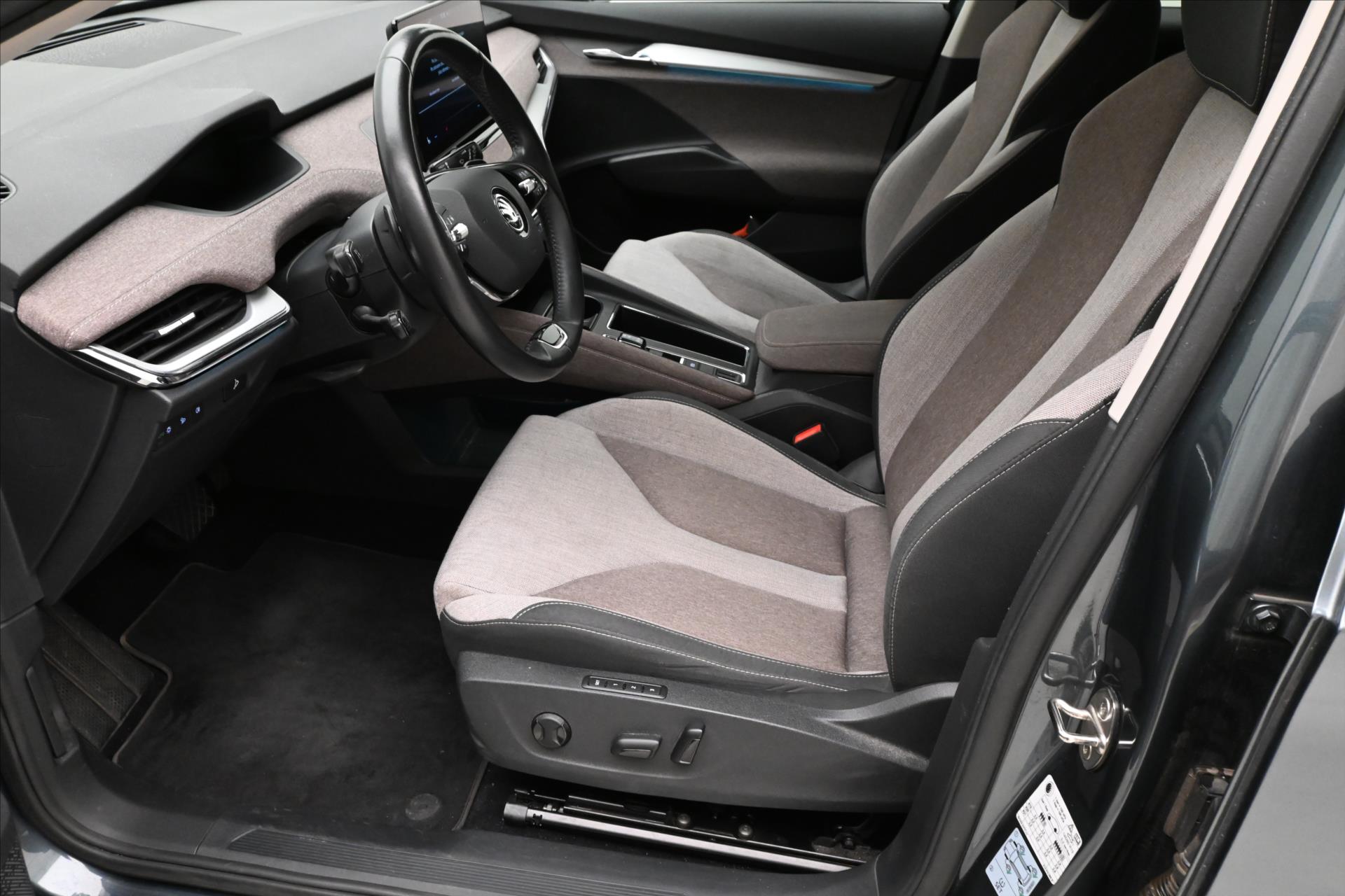 Hlavní fotografie vozu Škoda Enyaq iV 60 132kW SOH 92% FIRST Edition Záruka až 3 roky (12)