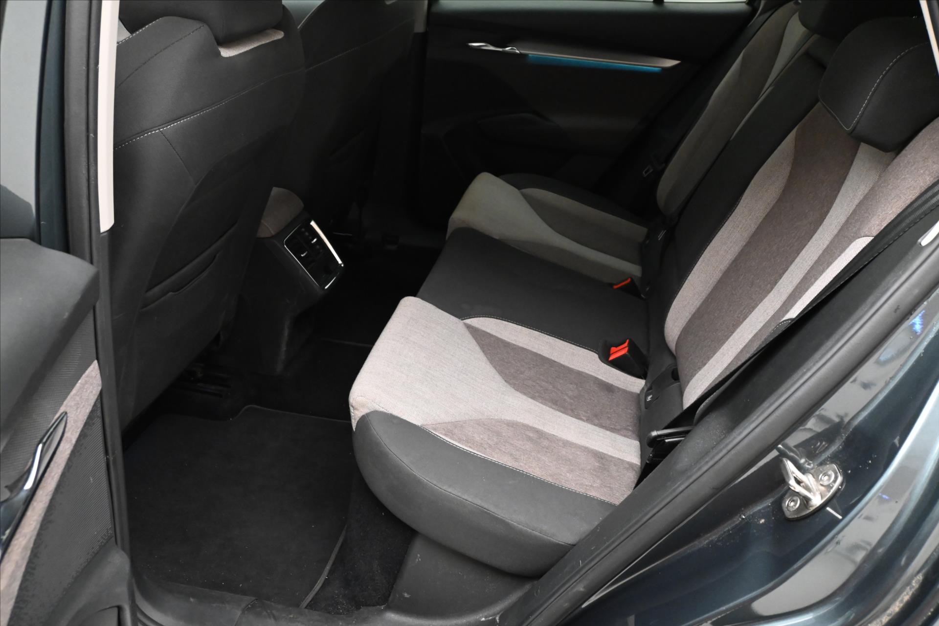 Hlavní fotografie vozu Škoda Enyaq iV 60 132kW SOH 92% FIRST Edition Záruka až 3 roky (13)