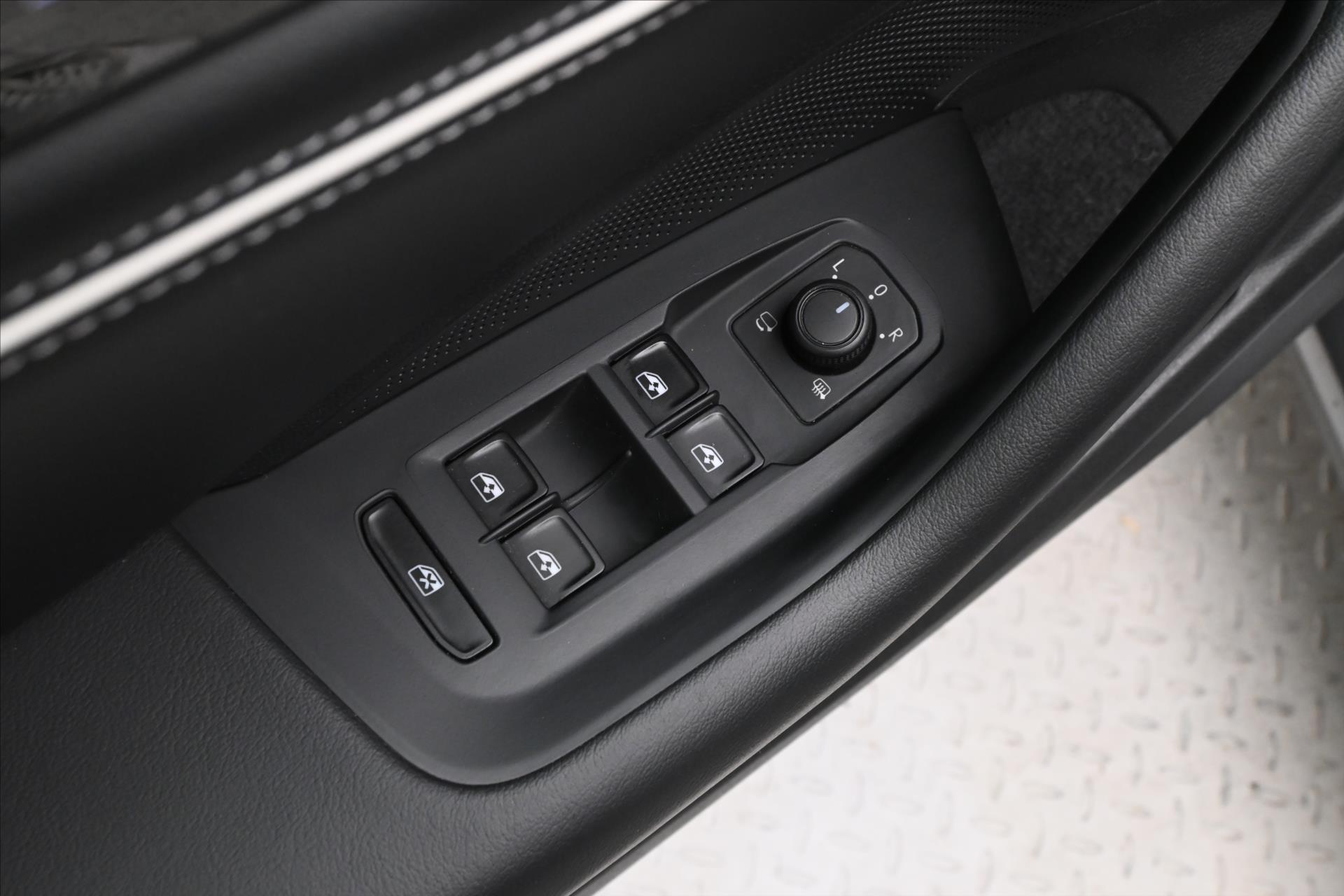 Hlavní fotografie vozu Volkswagen Passat 2,0 TDI 110 kW DSG Business Záruka až 5 let (27)