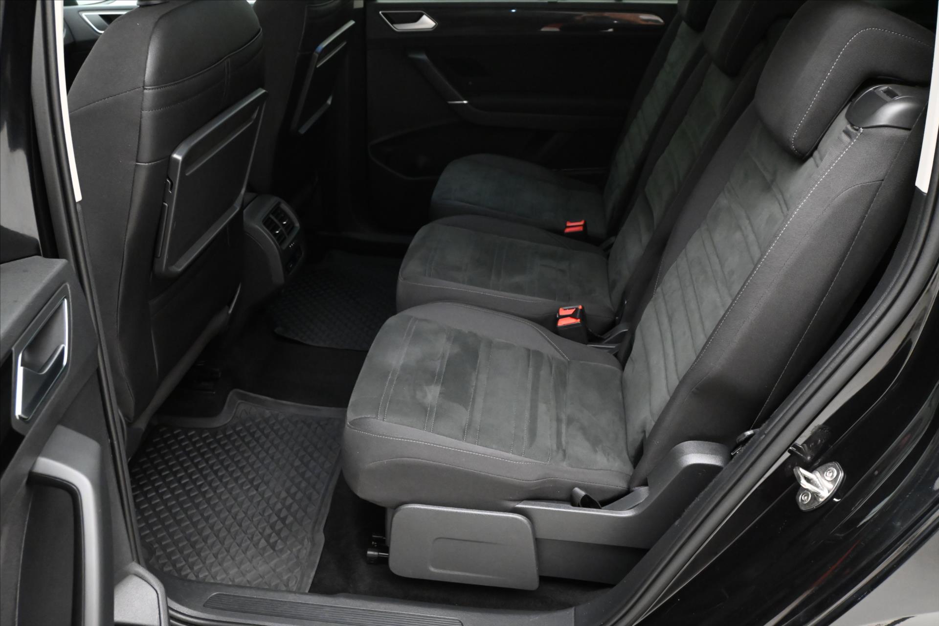 Hlavní fotografie vozu Volkswagen Touran 2,0 TDI 110kW DSG Highline 7míst Záruka až 5 let (16)