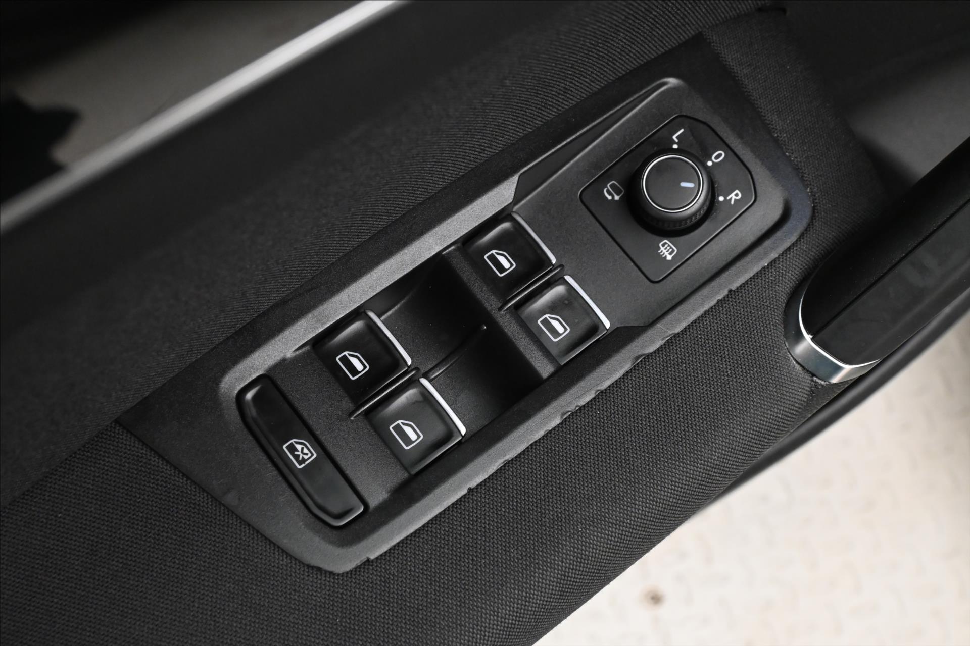Hlavní fotografie vozu Volkswagen Touran 2,0 TDI 110kW DSG Highline 7míst Záruka až 5 let (27)