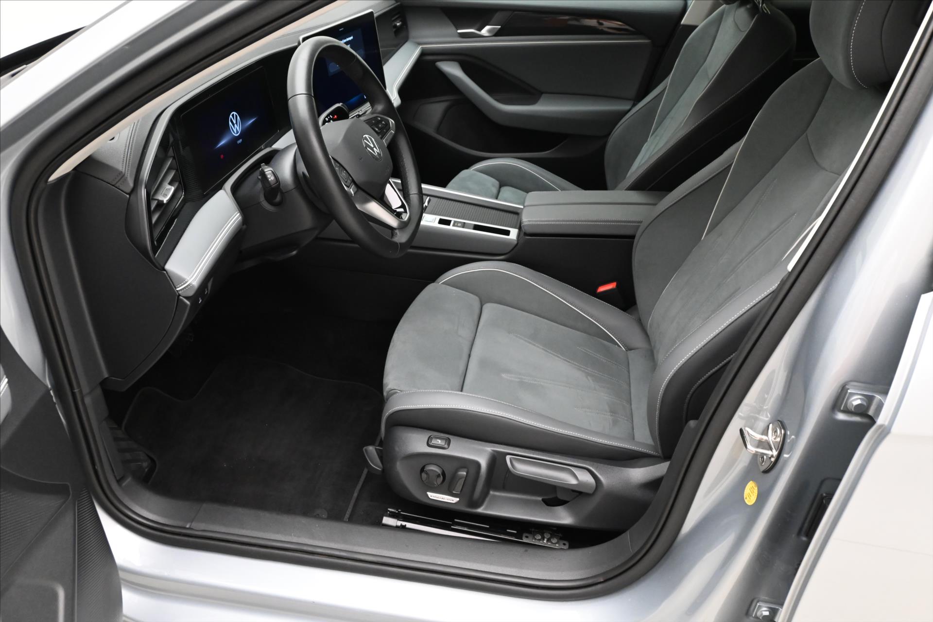 Hlavní fotografie vozu Volkswagen Passat 2,0 TDI 110kW DSG Business Záruka až 5 let (13)
