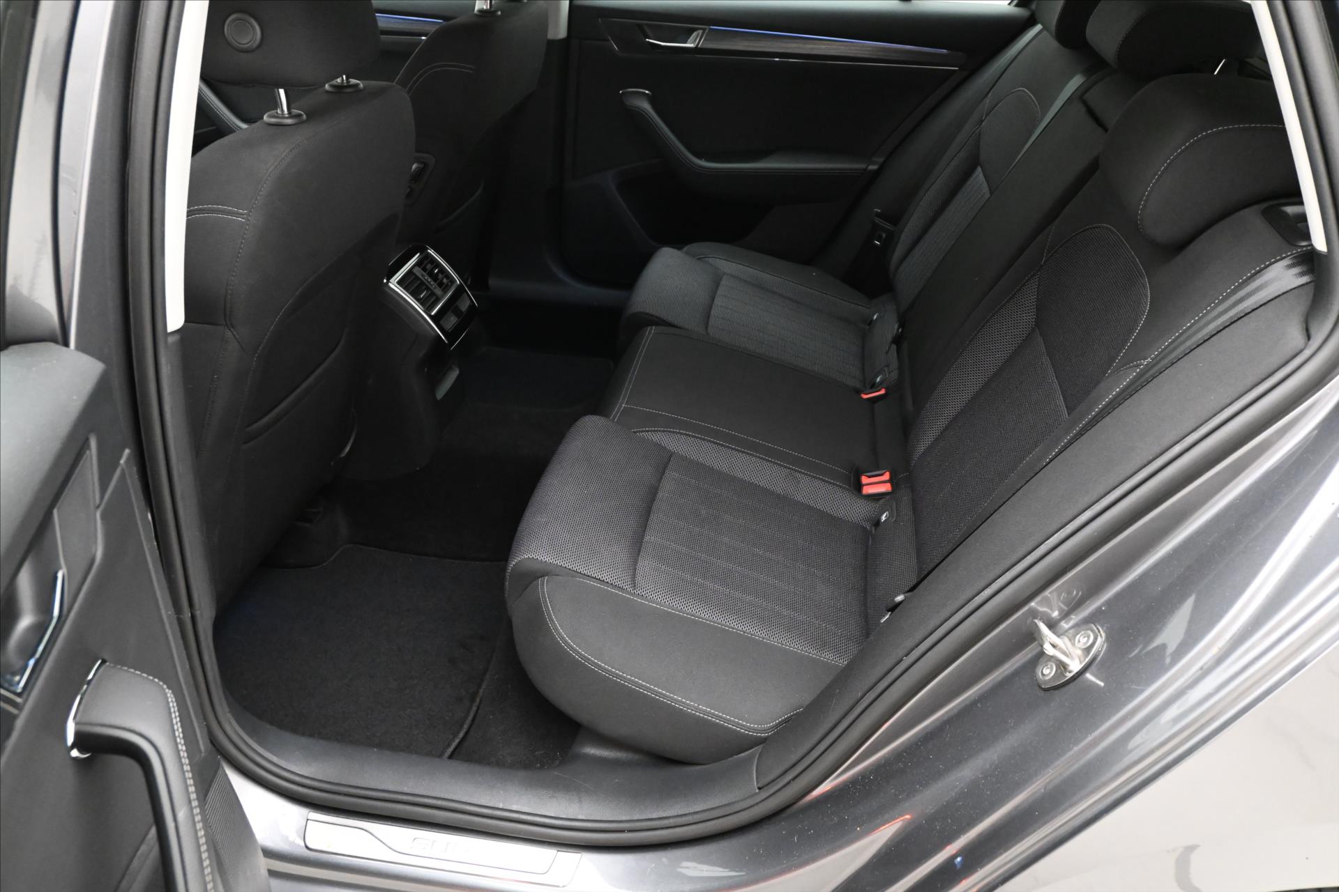 Hlavní fotografie vozu Škoda Superb 2,0 TDI 110kW DSG Style Záruka až 5 let (12)