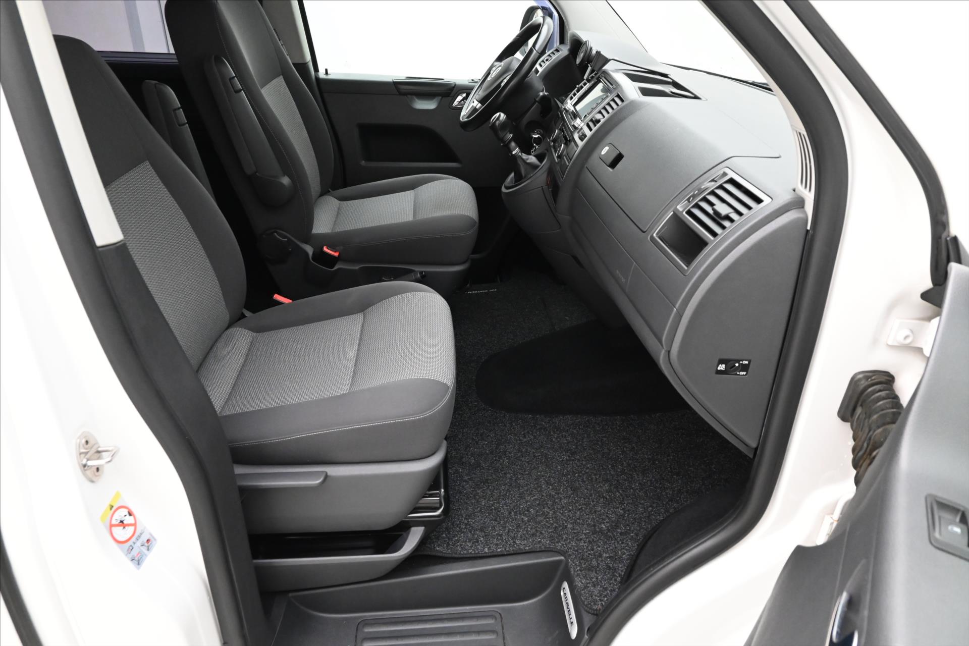 Hlavní fotografie vozu Volkswagen Caravelle 2,0 TDI 132kW Manuál Tažné Záruka až 5 let (14)