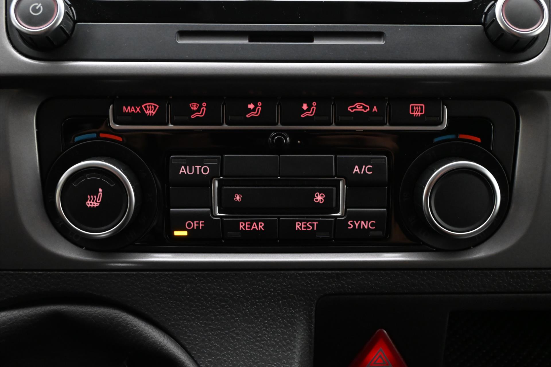 Hlavní fotografie vozu Volkswagen Caravelle 2,0 TDI 132kW Manuál Tažné Záruka až 5 let (21)