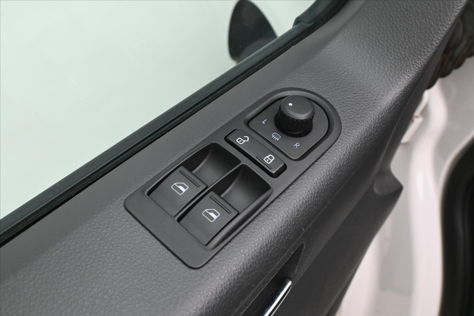 Hlavní fotografie vozu Volkswagen Caravelle 2,0 TDI 132kW Manuál Tažné Záruka až 5 let (26)