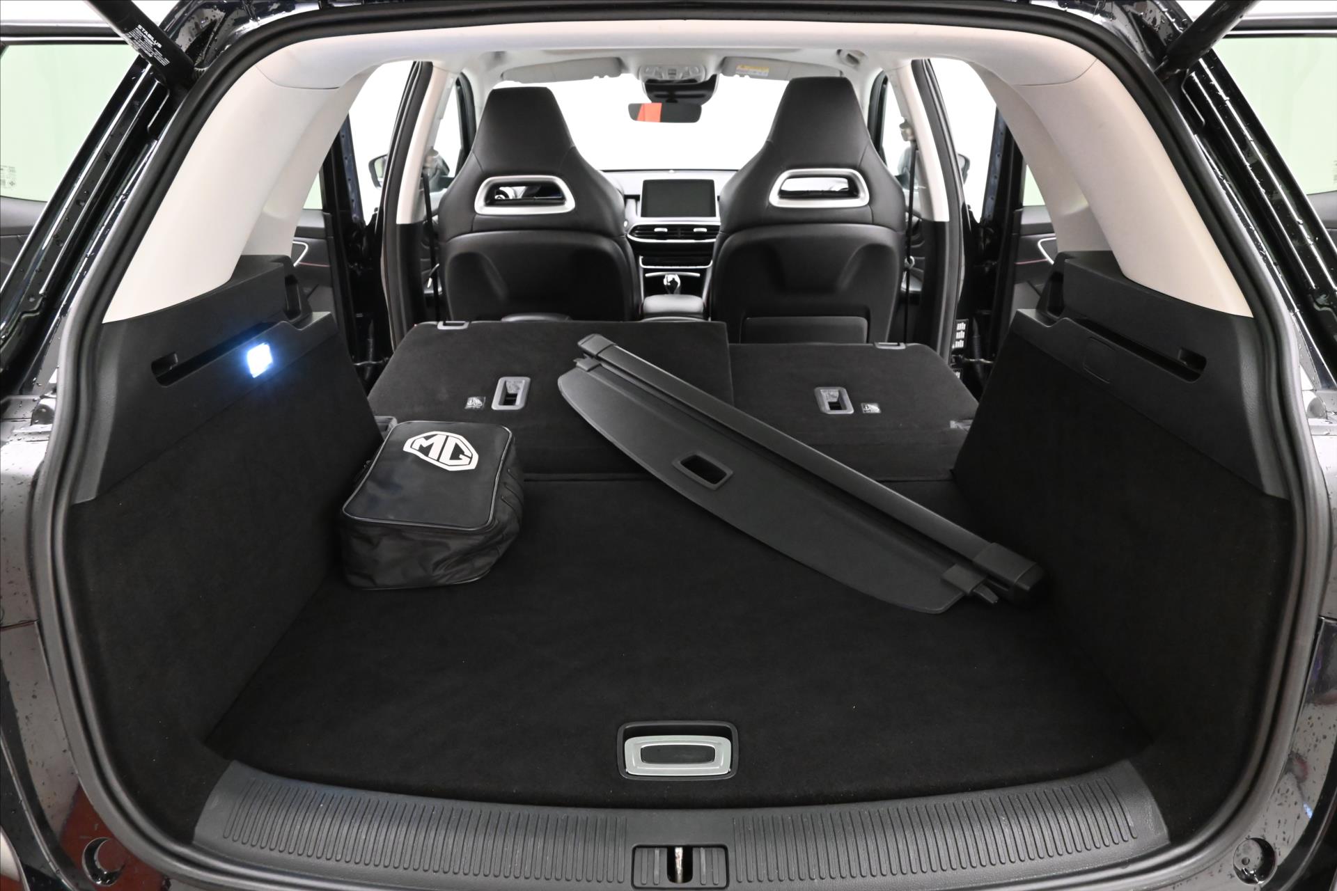 Hlavní fotografie vozu MG eHS 1,5 TGI PHEV 119 kW ELEGANCE Záruka až 5 let (11)