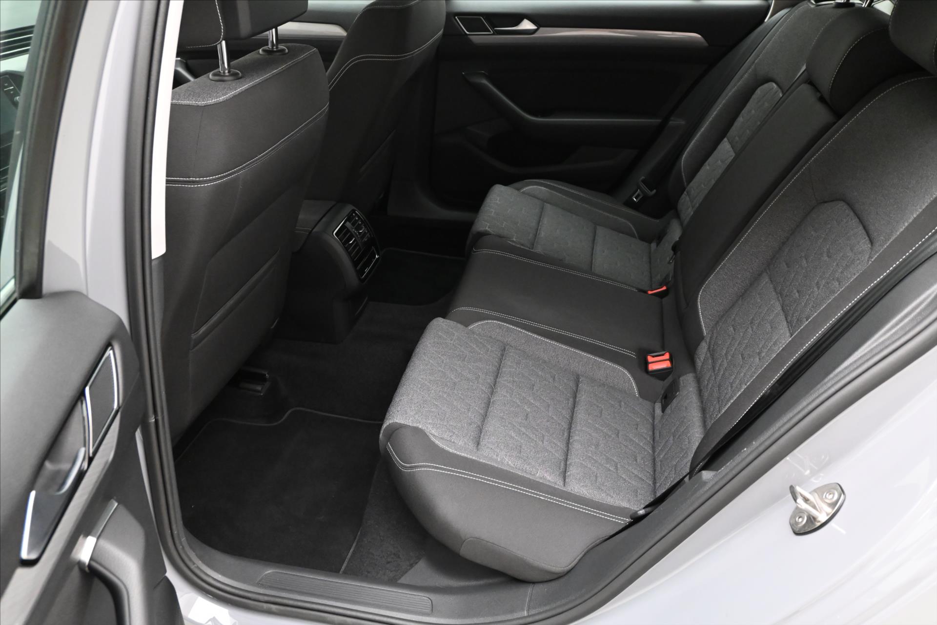 Hlavní fotografie vozu Volkswagen Passat 2,0 TDI 110kW Business Záruka až 5 let (12)