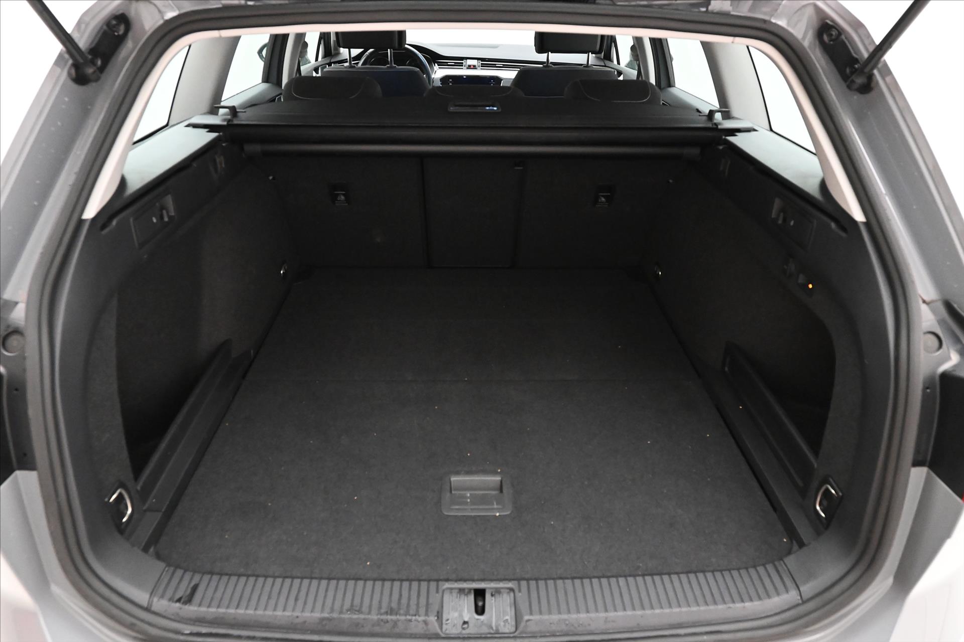 Hlavní fotografie vozu Volkswagen Passat 2,0 TDI 147kW DSG 4x4 Business Záruka až 5 let (9)