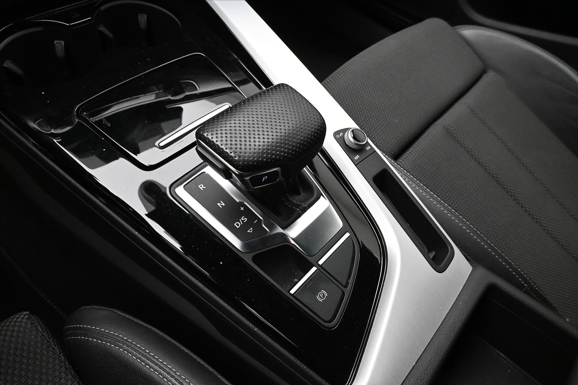 Hlavní fotografie vozu Audi A4 2,0 TDI 120kW S-LINE S-Tronic Záruka až 5 let (19)