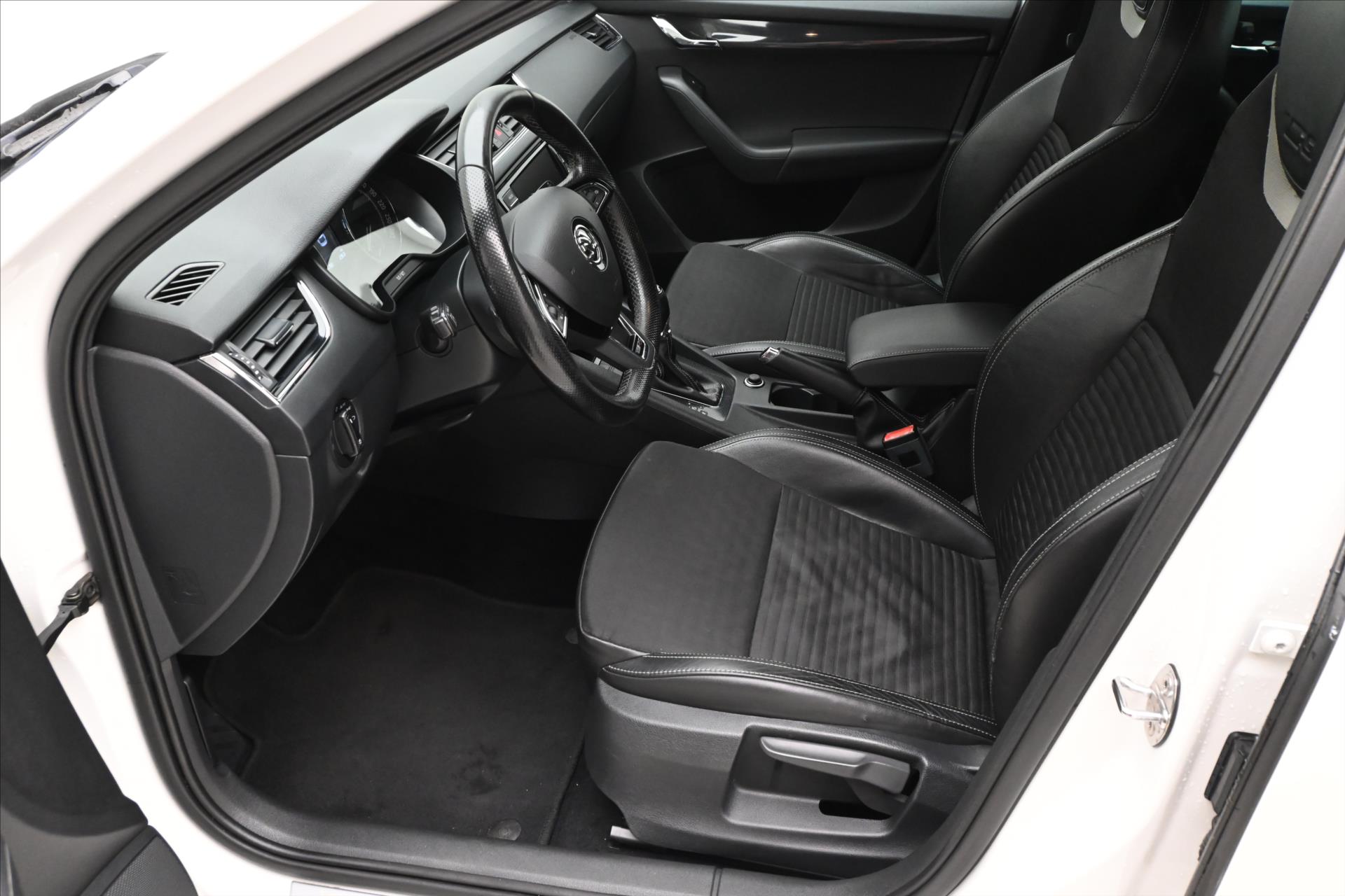 Hlavní fotografie vozu Škoda Octavia 2,0 TDI 135kW RS Záruka až 5 let (14)